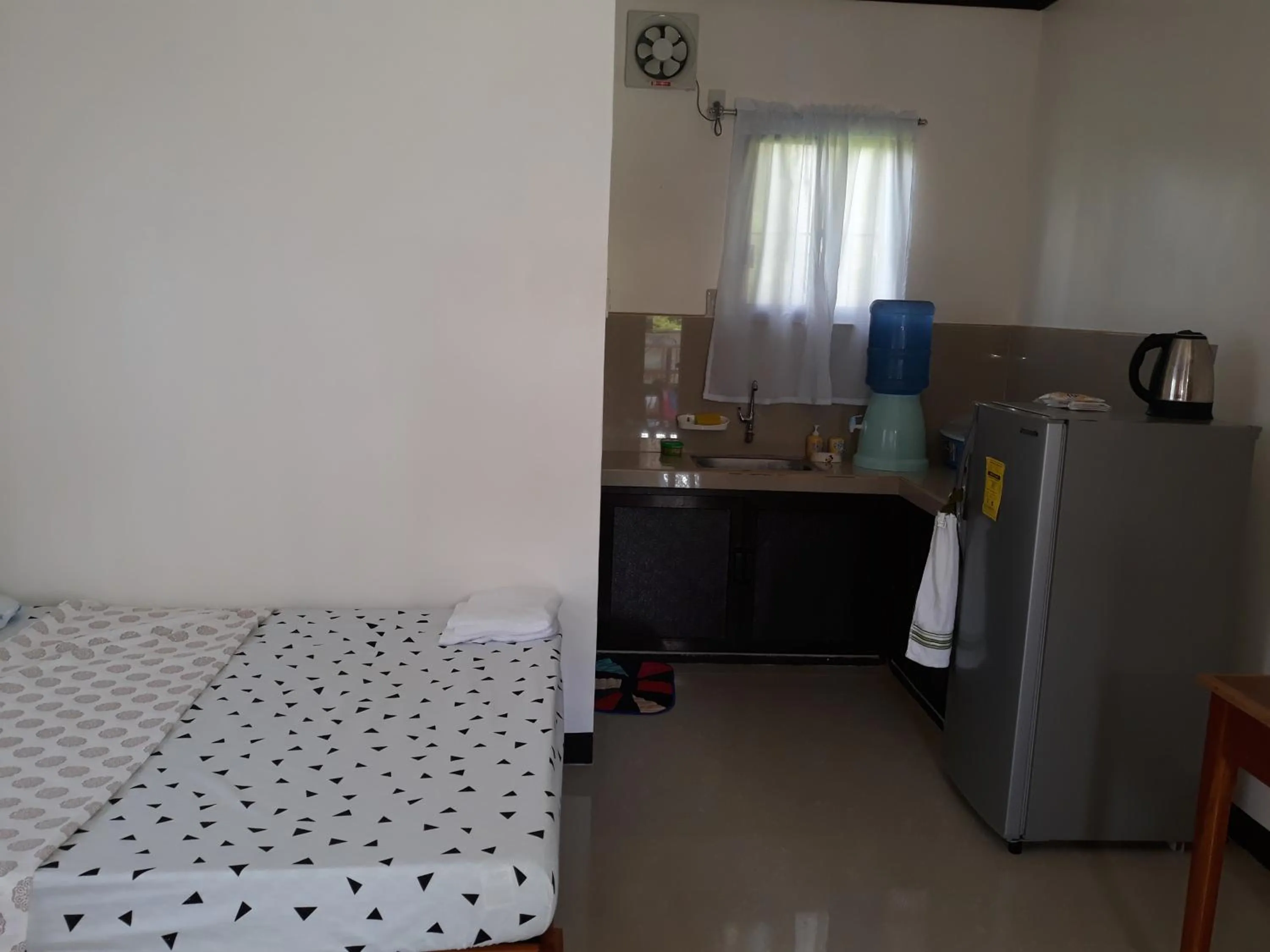 Kitchen or kitchenette, Bed in Gardenview Homestay Siargao