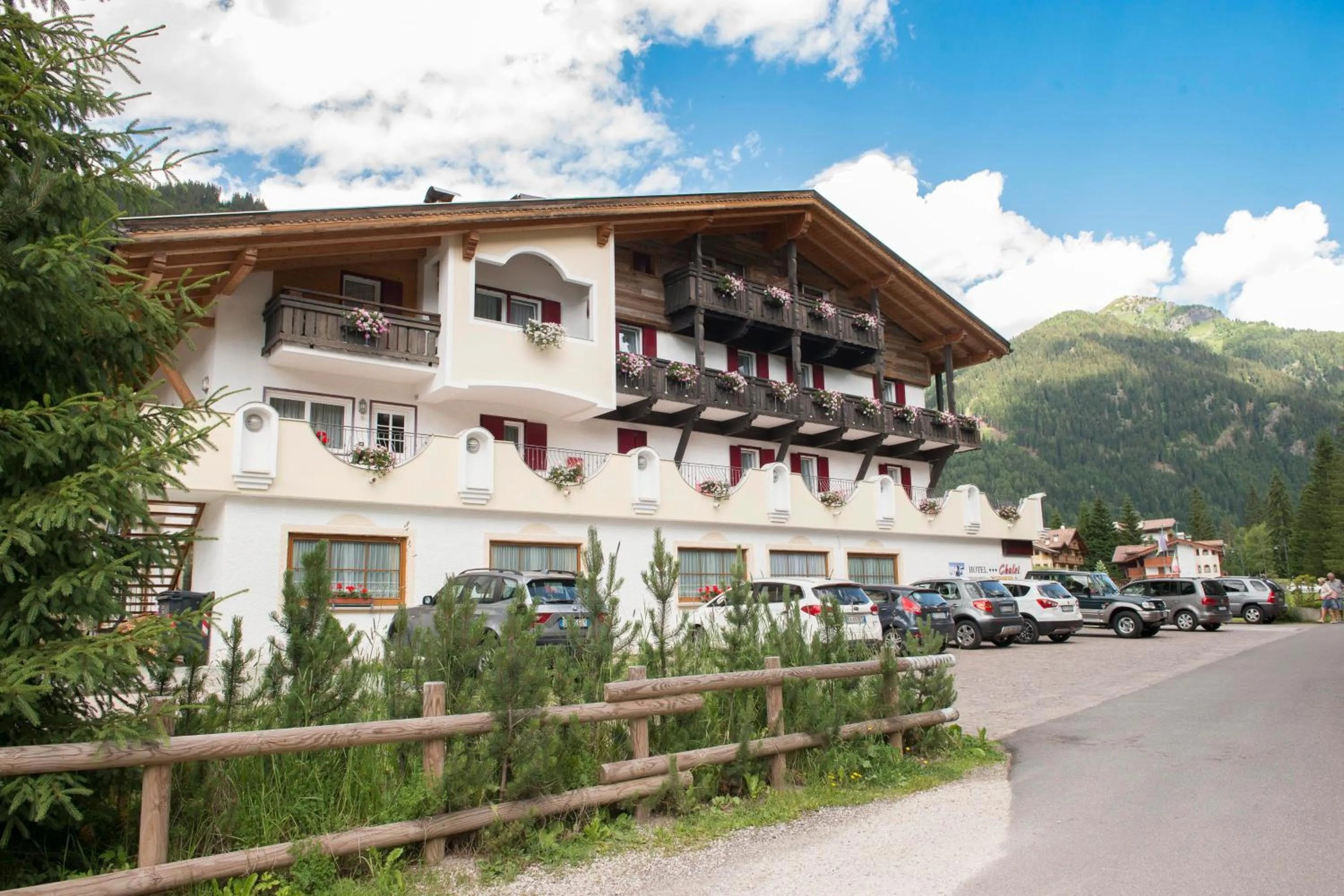 Hiking in Chalet Pineta relax location