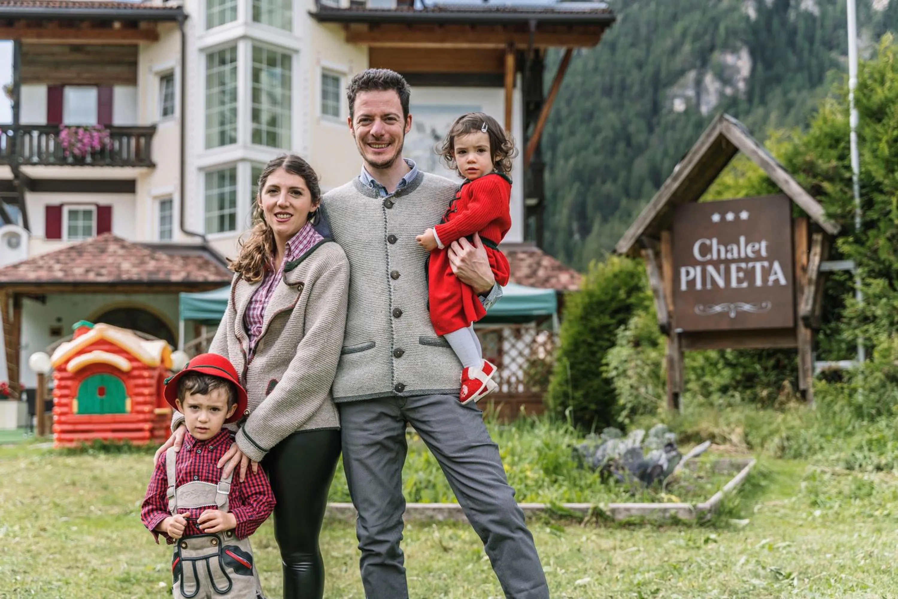 Family in Chalet Pineta relax location