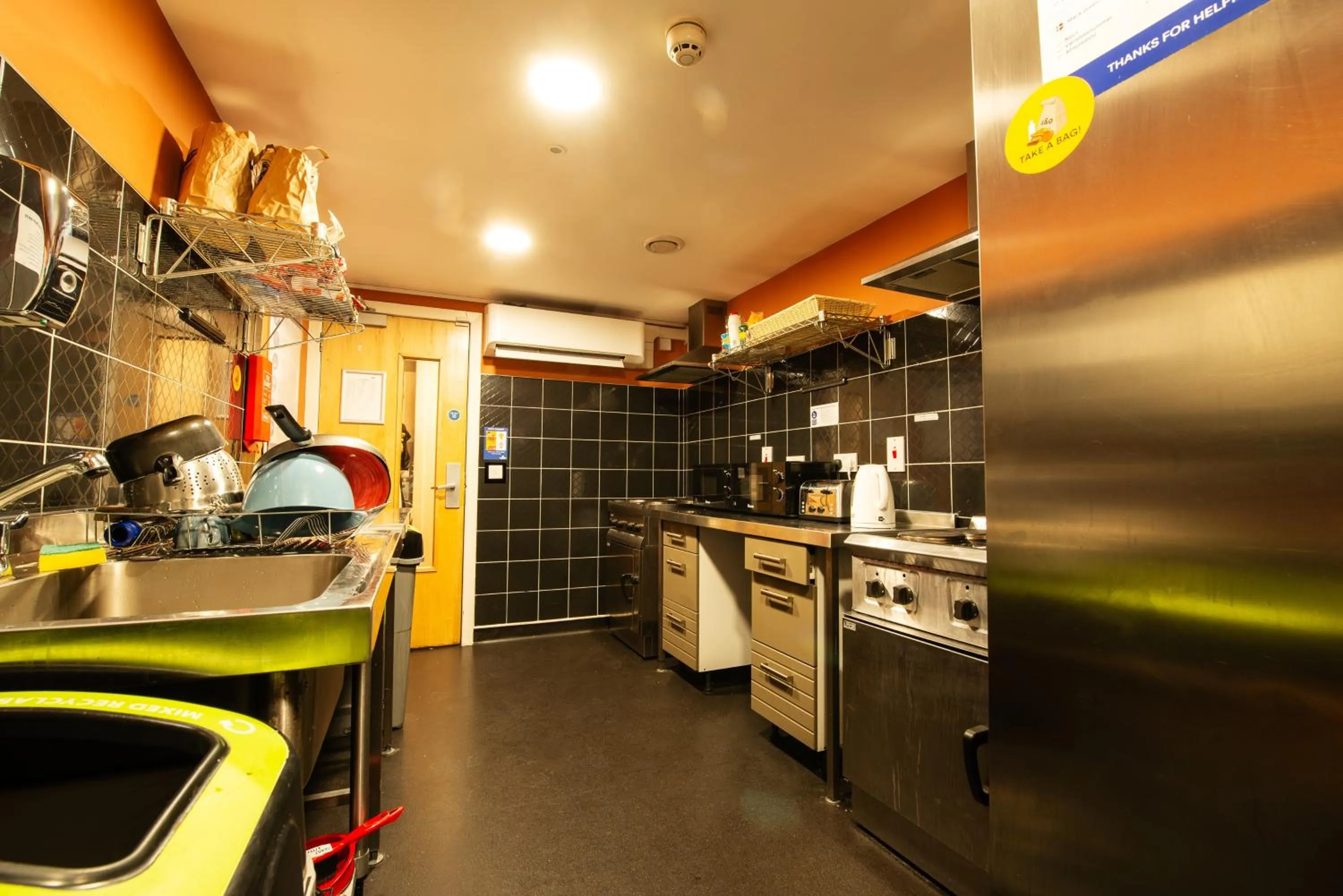 Kitchen or kitchenette, Kitchen/Kitchenette in Smart City Hostels by Safestay, Edinburgh