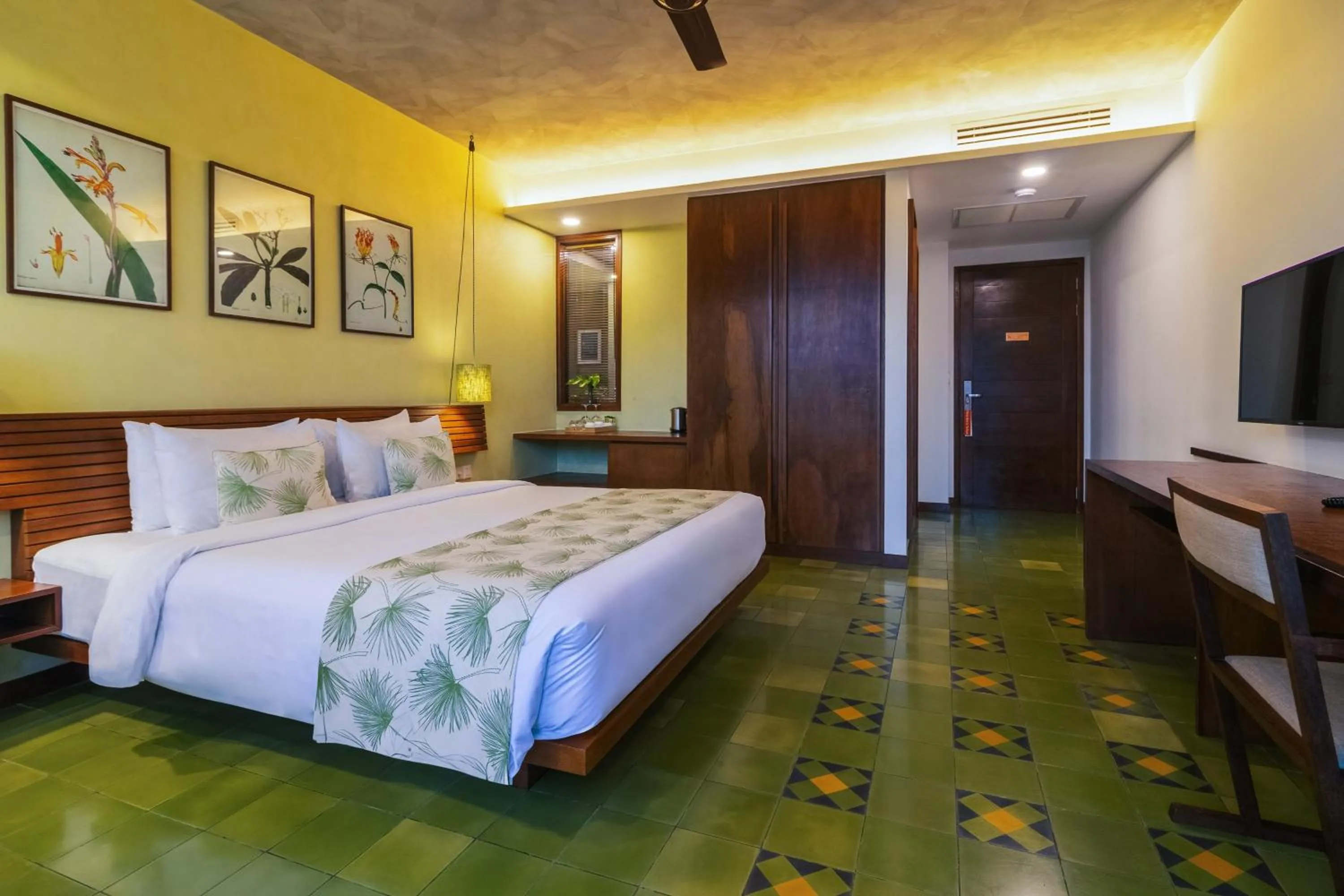 Photo of the whole room, Bed in Penh House Hotel