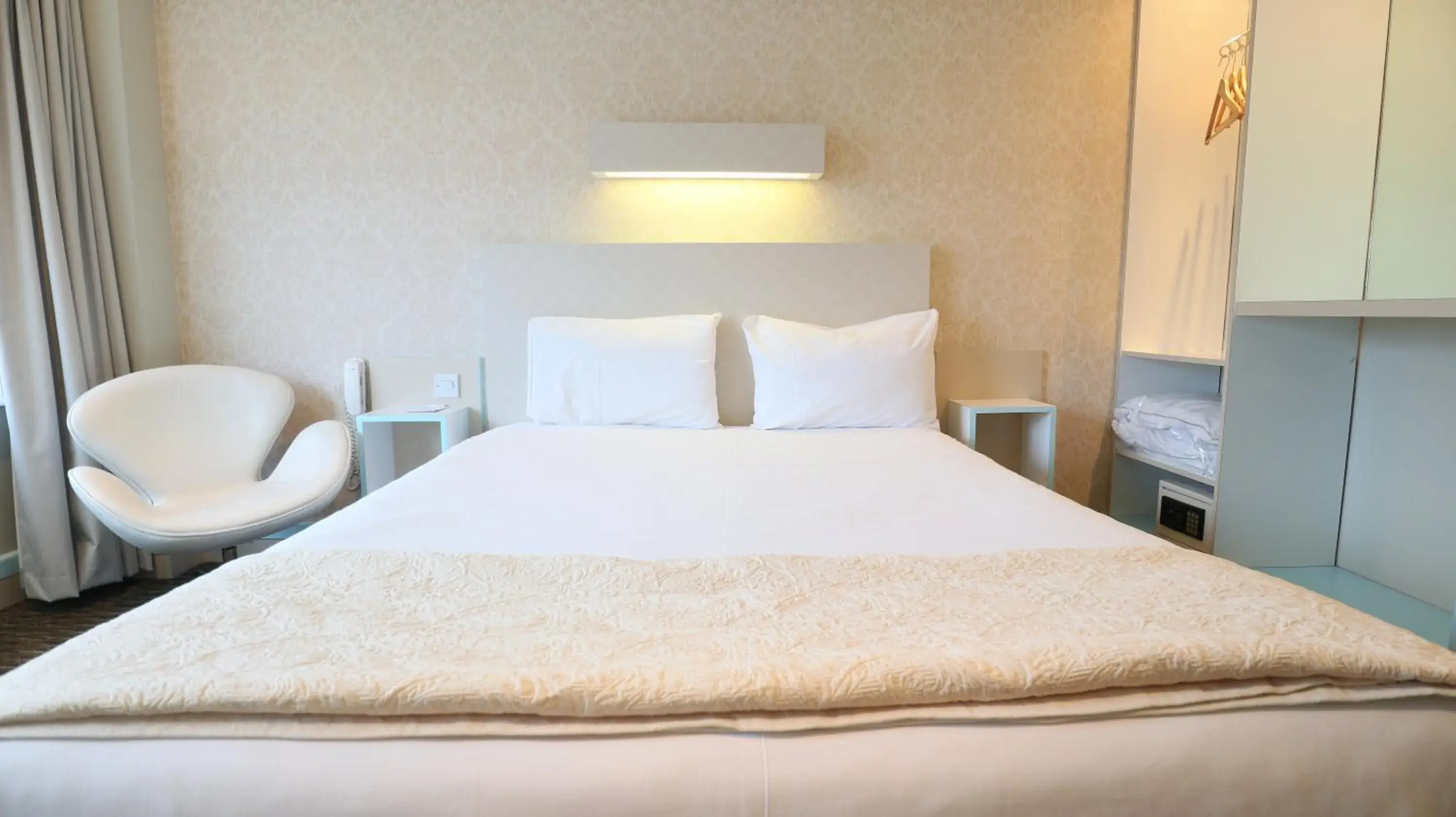 Standard Double Room in Citrus Hotel Cheltenham by Compass Hospitality Standard Double Room in Citrus Hotel Cheltenham by Compass Hospitality