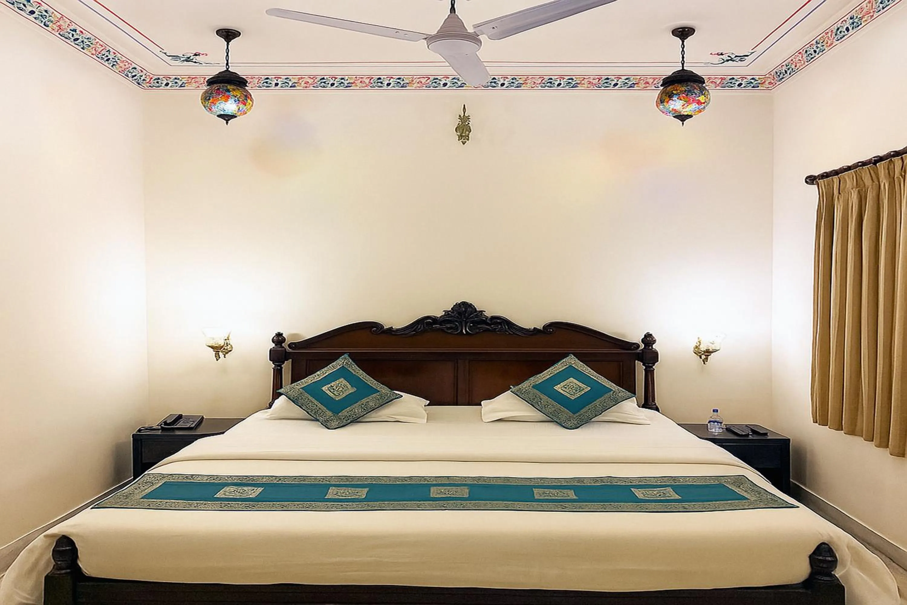 Bed in THAMLA HAVELI - Heritage Lake View Hotel