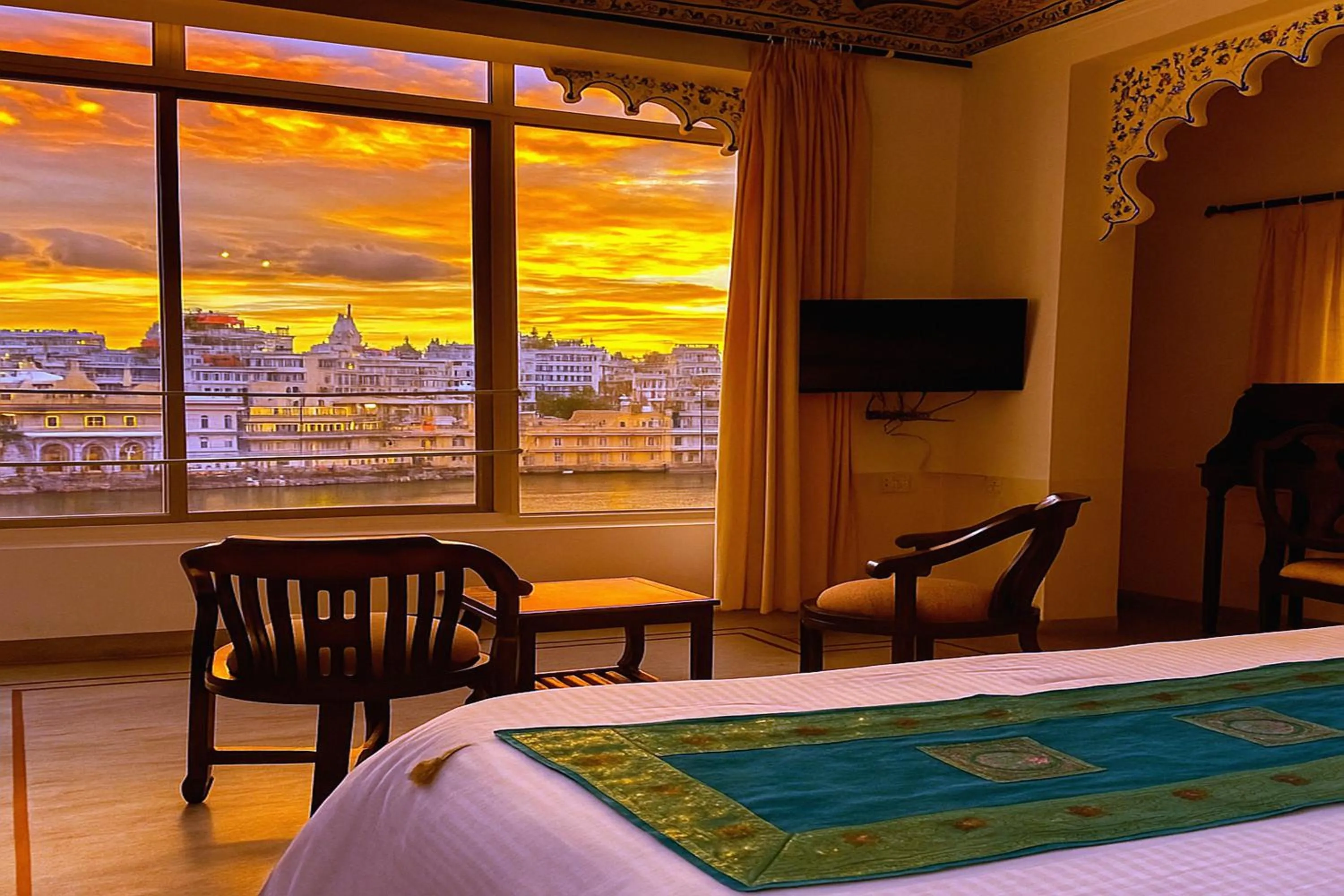 Bed in THAMLA HAVELI - Heritage Lake View Hotel