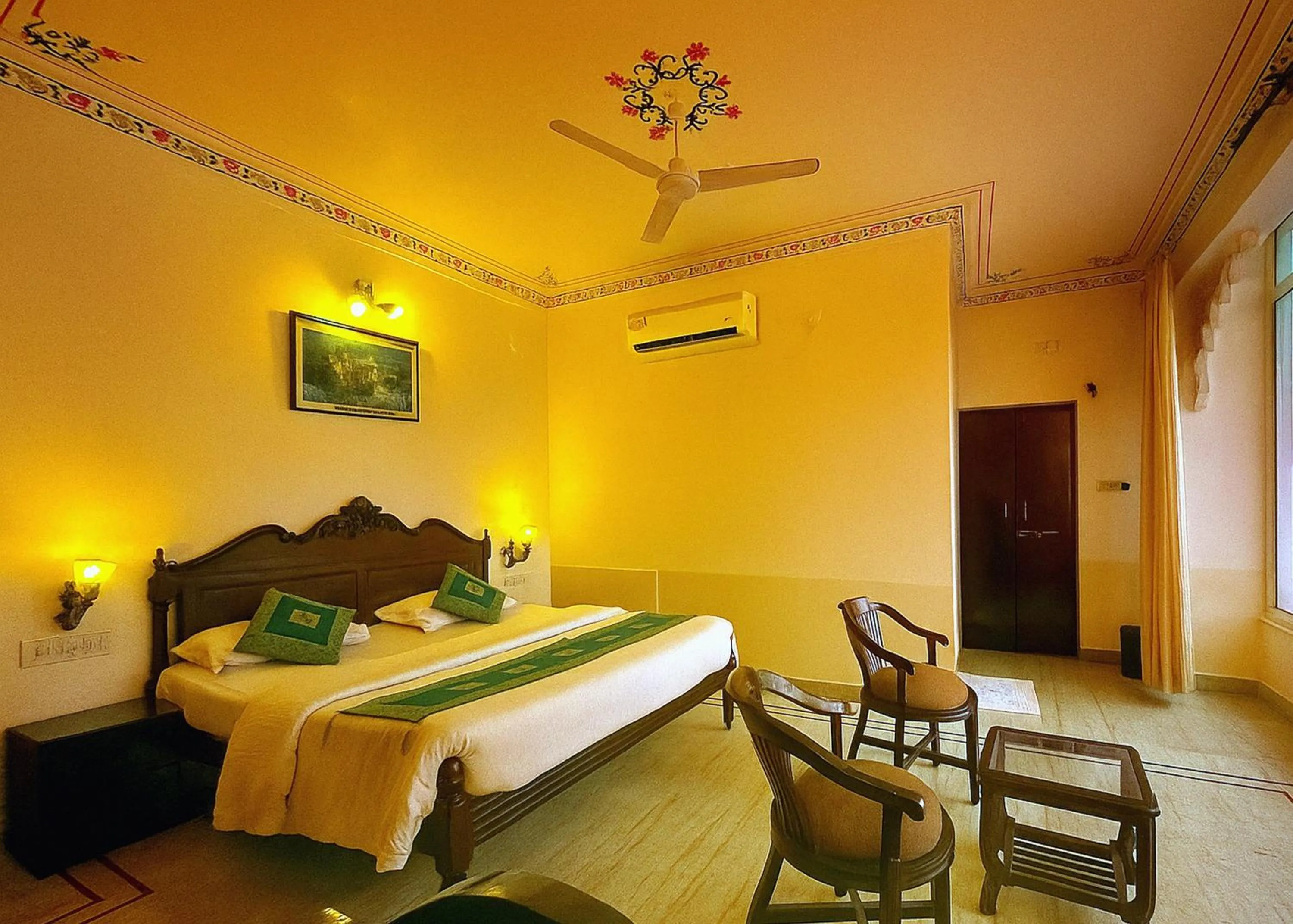 Bed in THAMLA HAVELI - Heritage Lake View Hotel