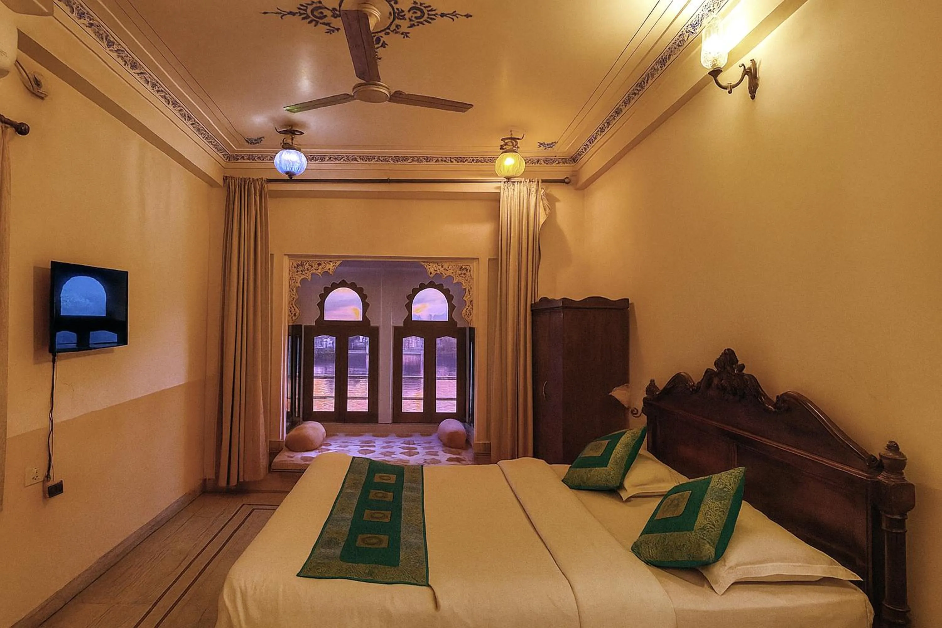 Bed in THAMLA HAVELI - Heritage Lake View Hotel