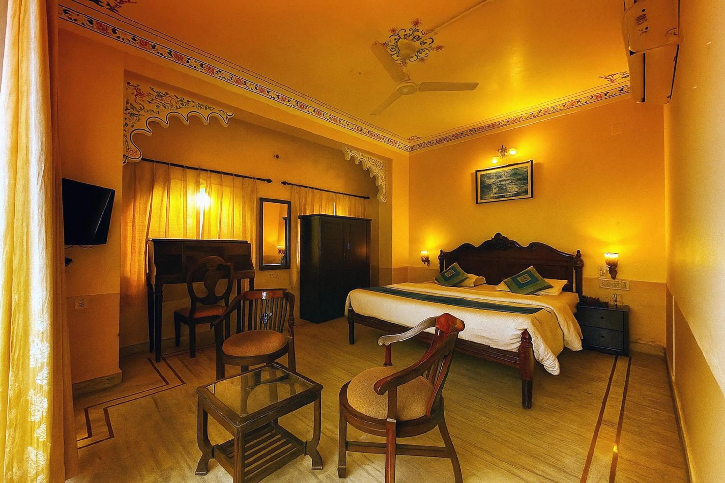Bed in THAMLA HAVELI - Heritage Lake View Hotel