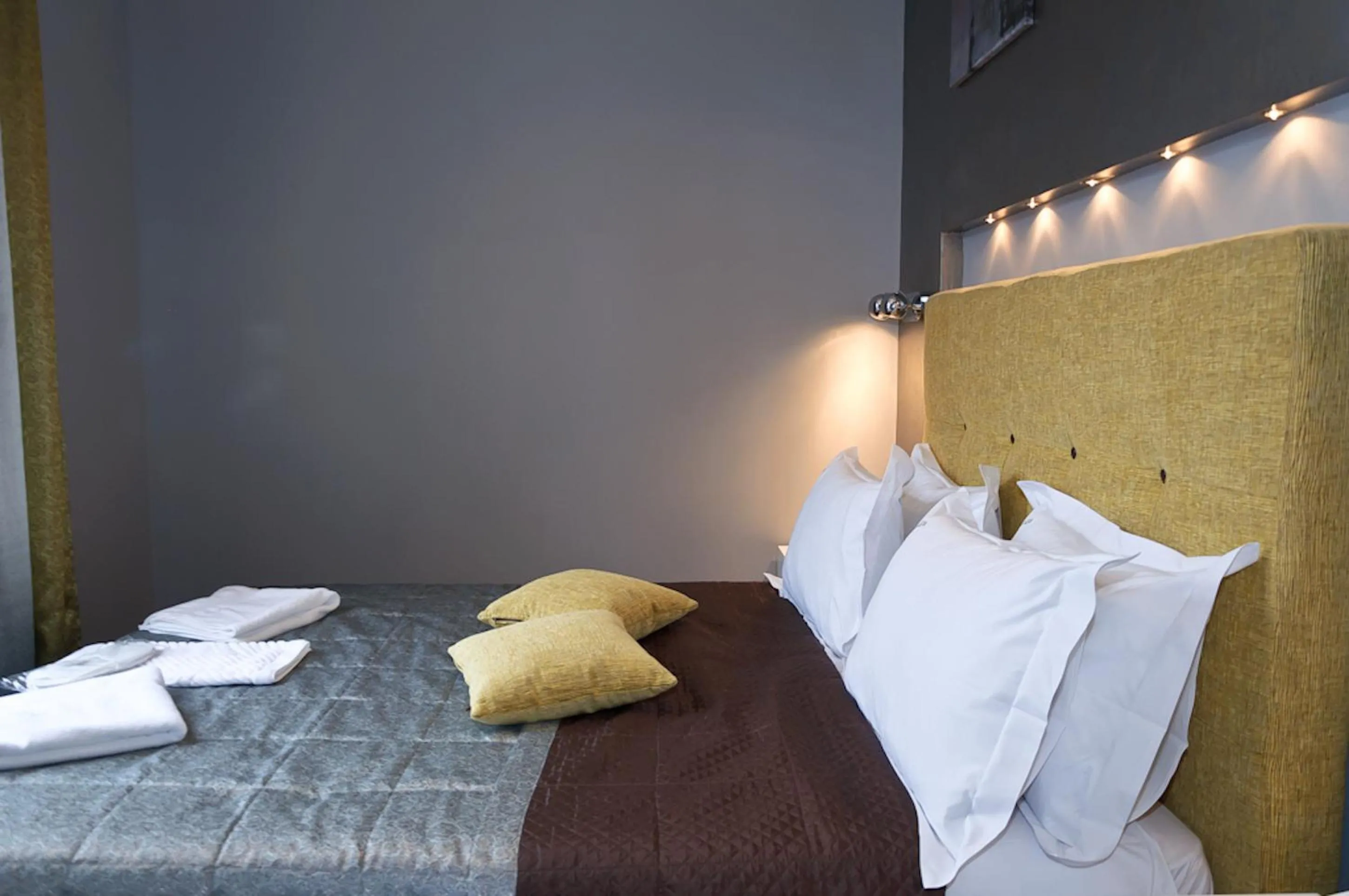 Top floor Modern Studio Street View Apartment with Shower on Khreschatyk 17 in Partner Guest House Khreschatyk