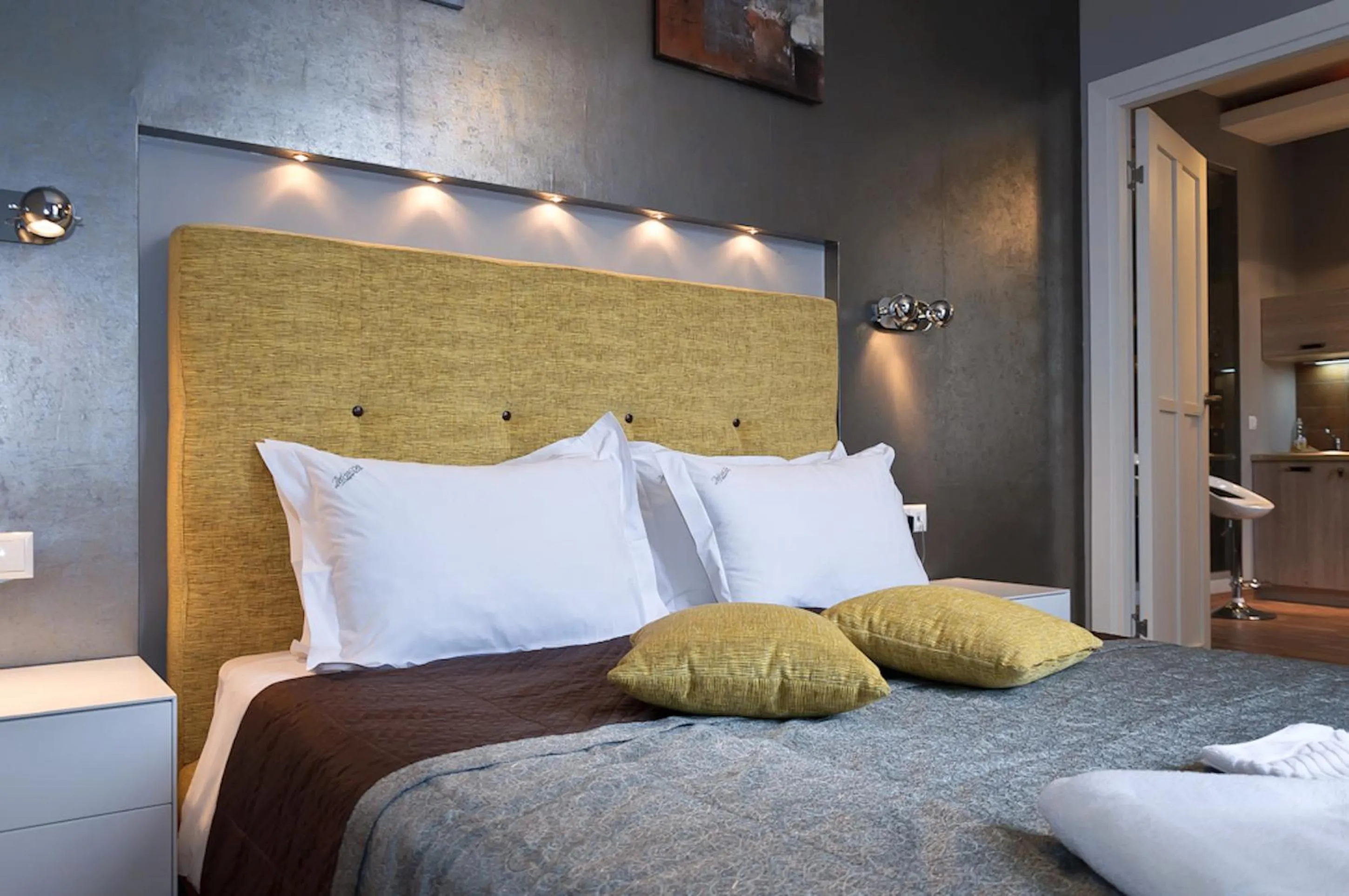 Top floor Luxury Designed One - Bedroom Apartment with Bath on Khreschatyk 17 in Partner Guest House Khreschatyk
