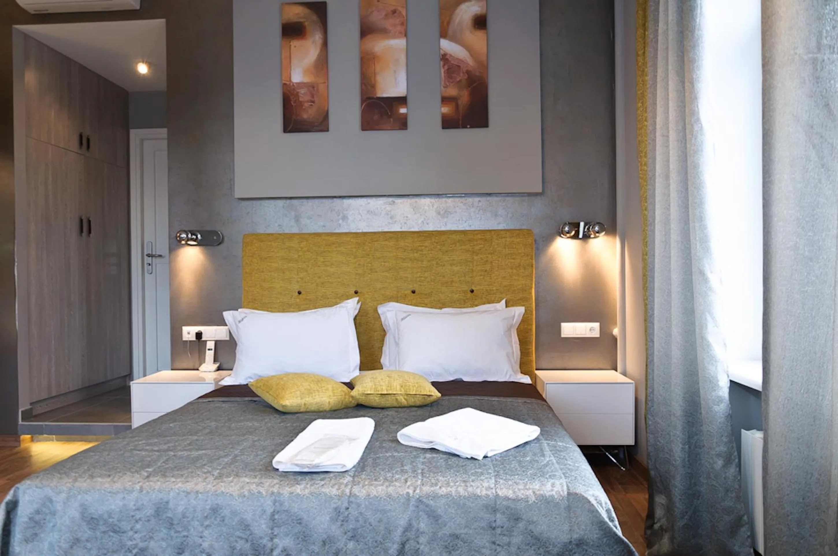 Top floor Modern Studio Street View Apartment with Bath on Khreschatyk 17 in Partner Guest House Khreschatyk