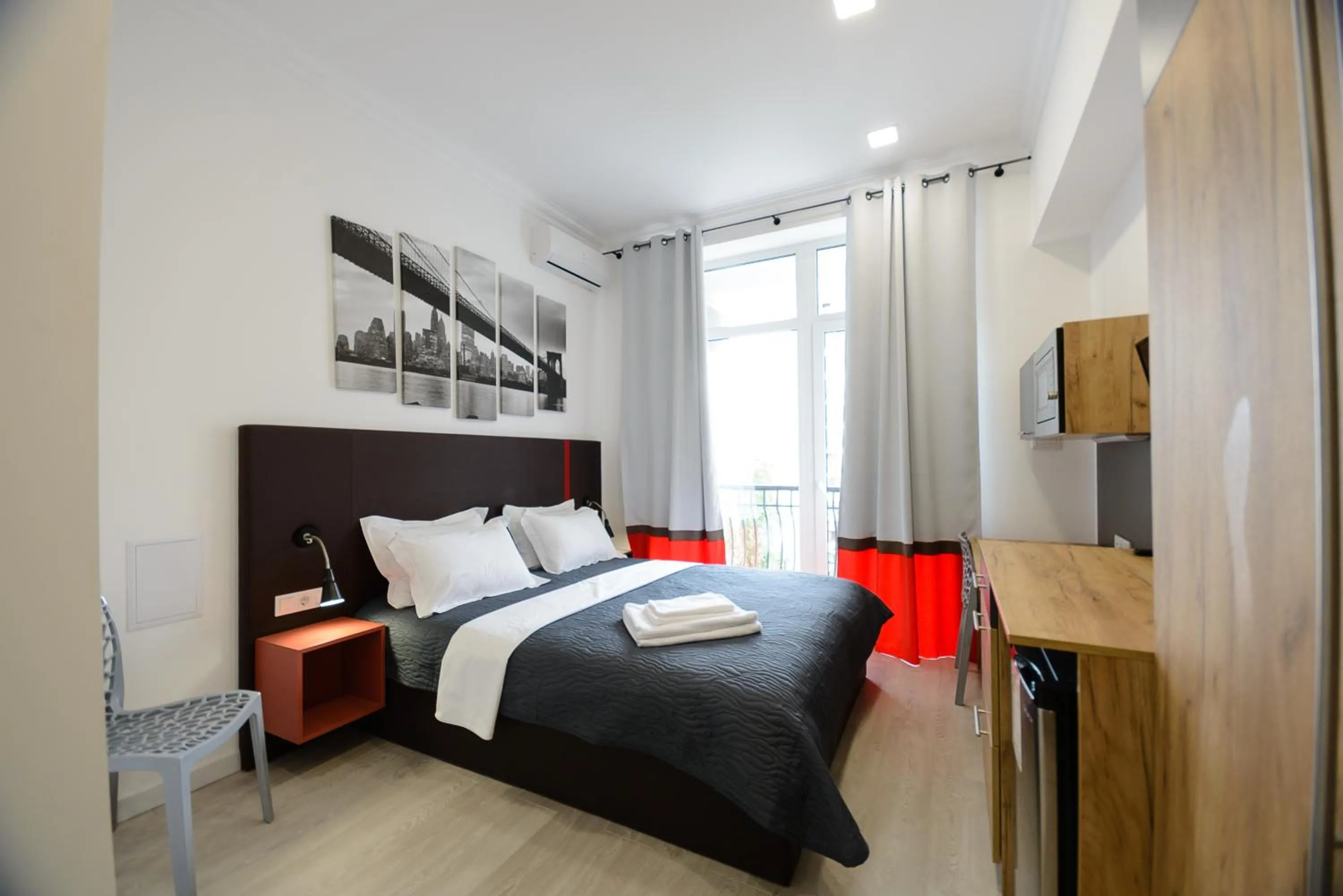 Designed Studio Apartment with Balcony on Khreschatyk 23 in Partner Guest House Khreschatyk