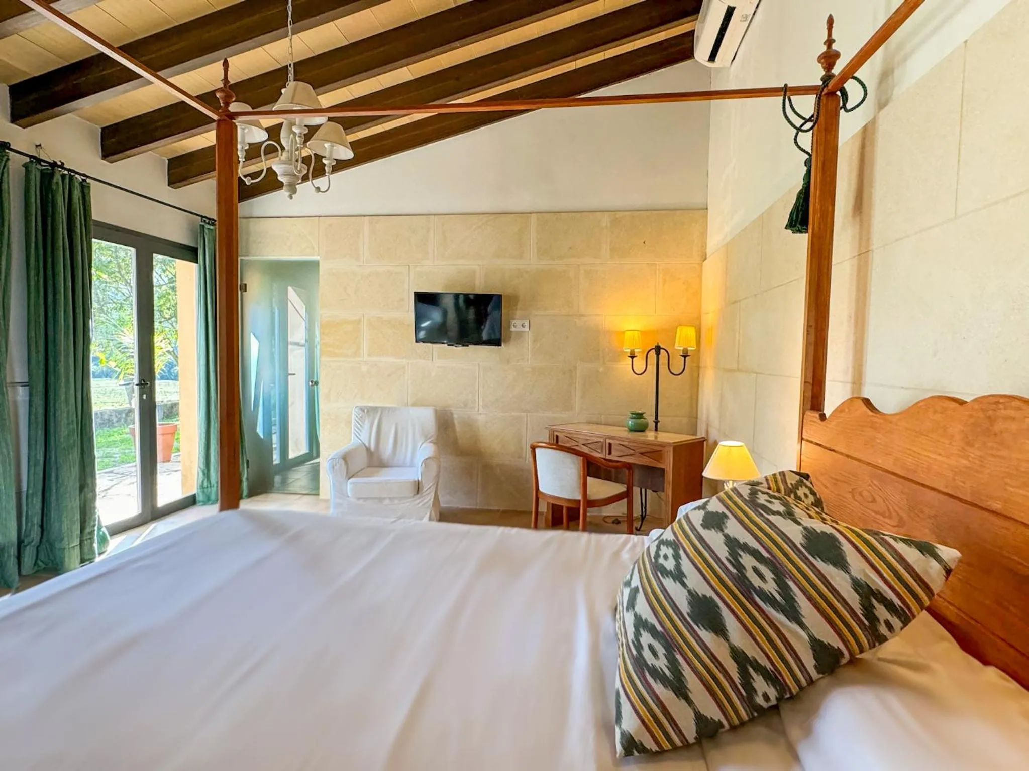 Photo of the whole room, Bed in Finca Son Pont