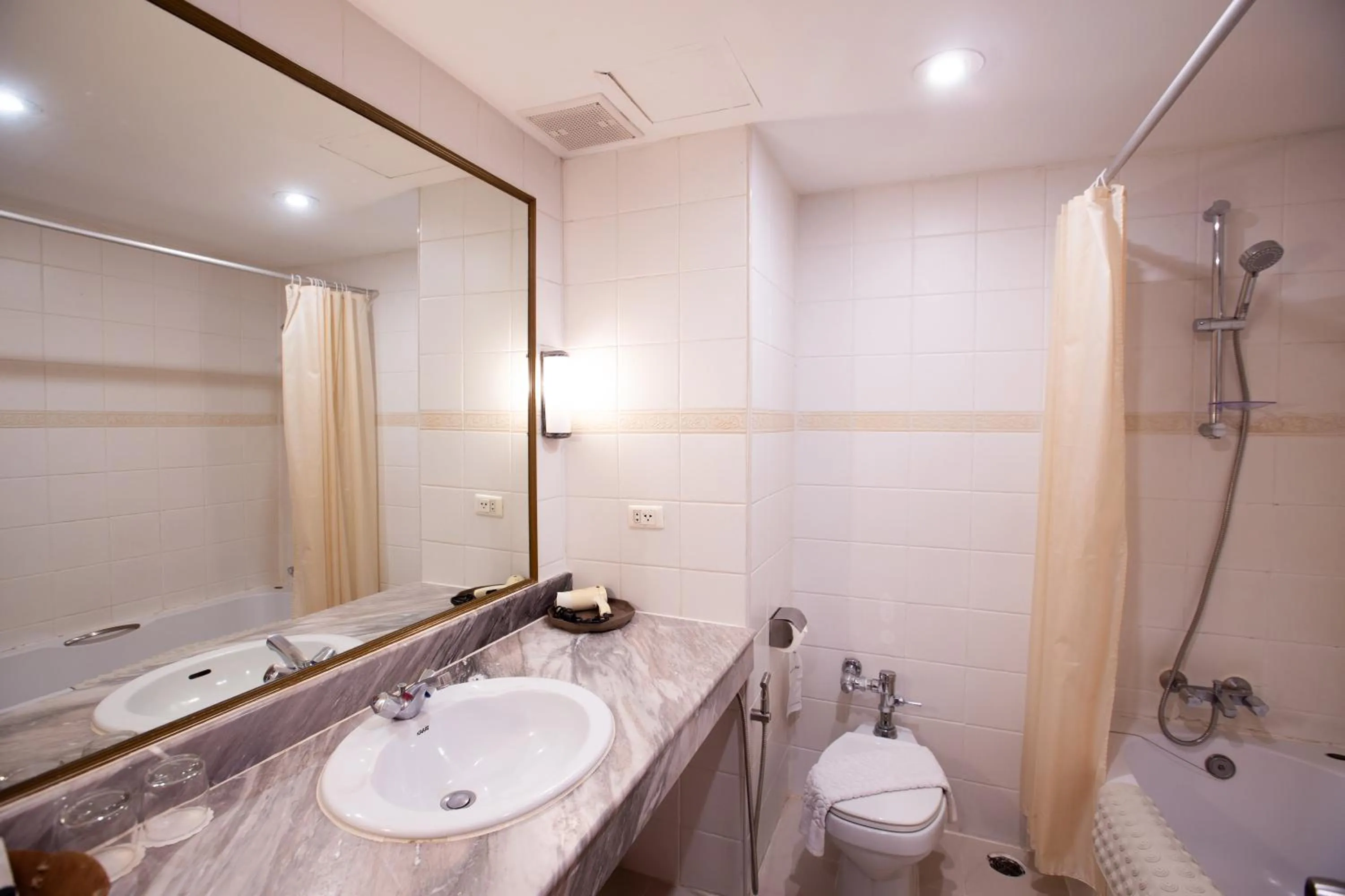 Shower in The Tarntawan Hotel Surawong Bangkok