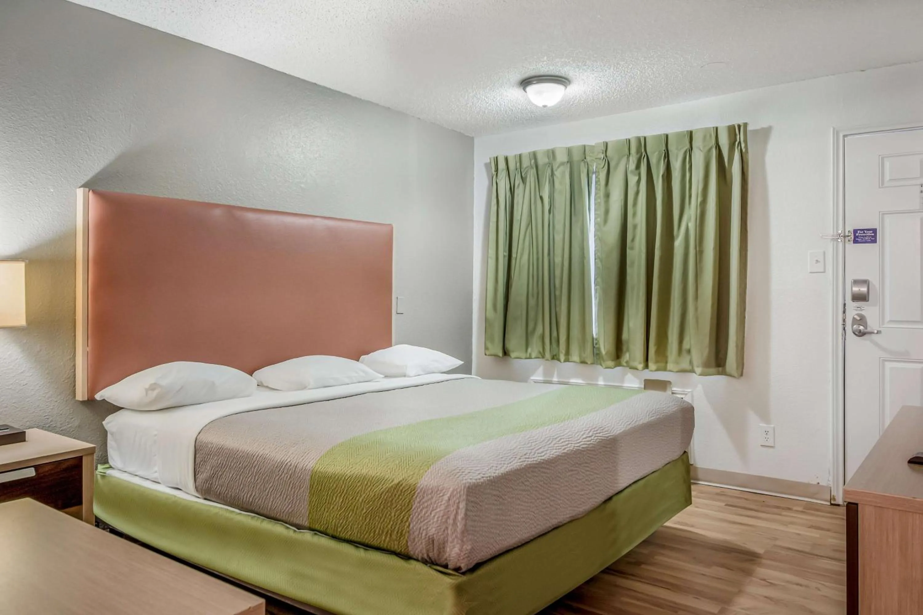 Bedroom, Bed in Studio 6-Corpus Christi, TX - North