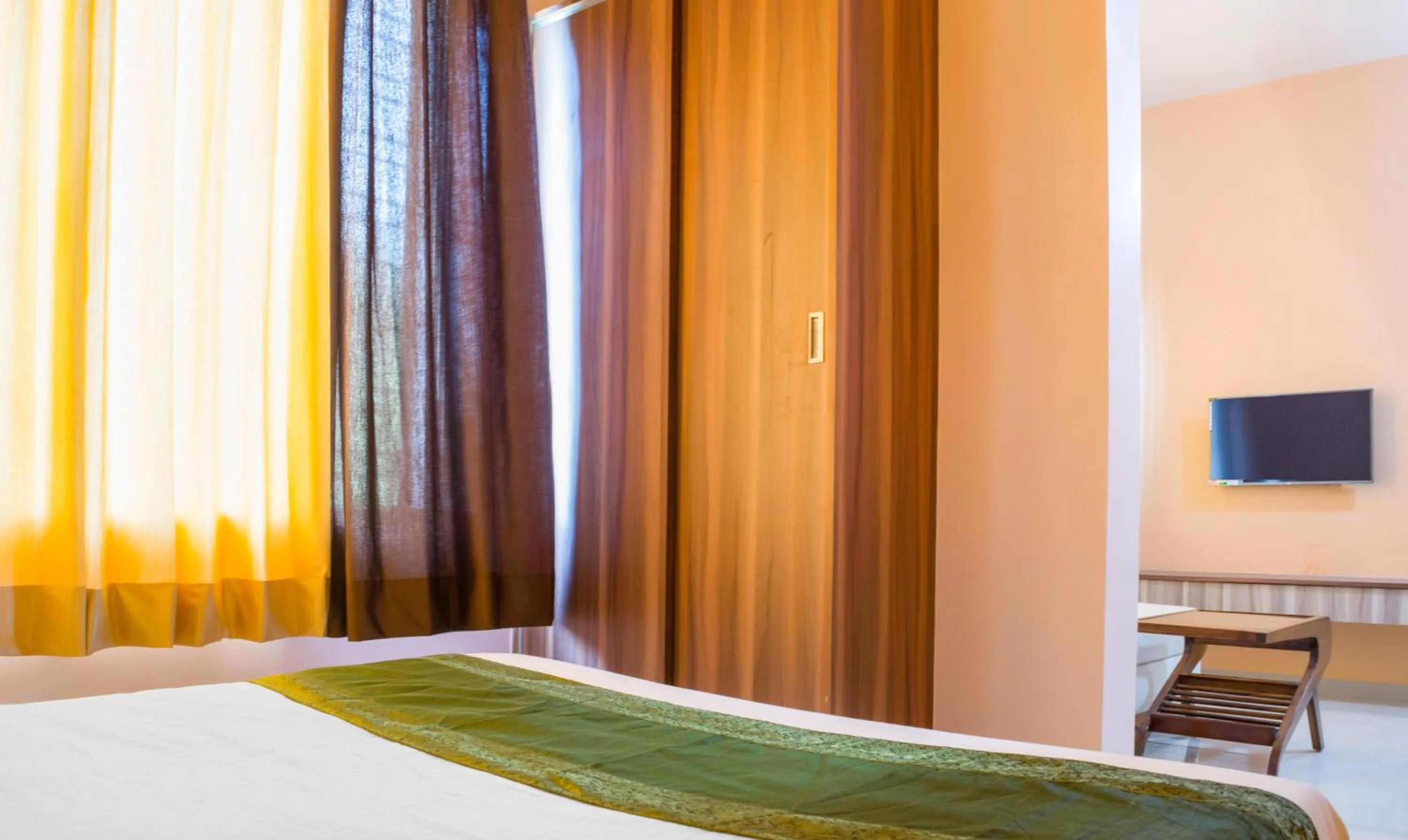 Bed in Treebo Naunidh Suites