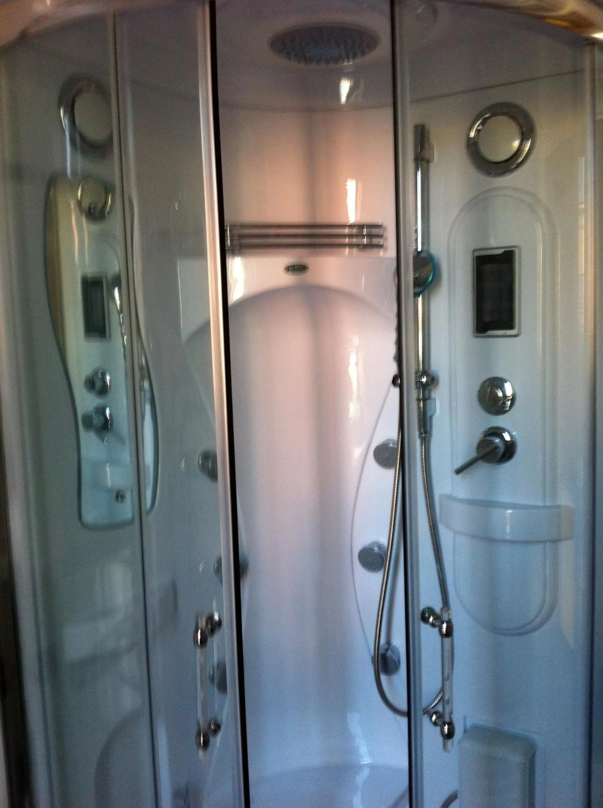 Shower in Hotel Viking