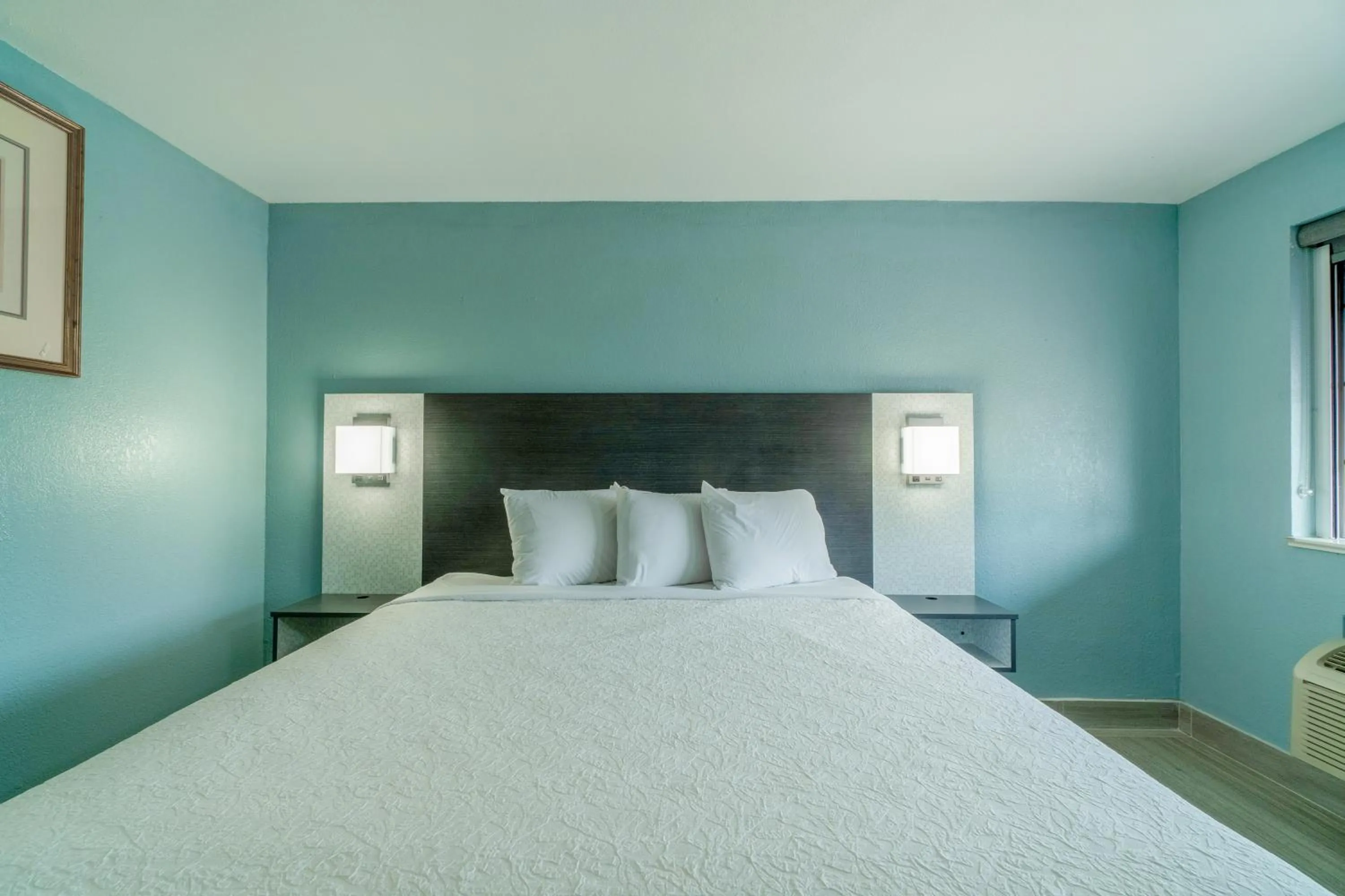 Bedroom, Bed in Lone Star Inn & Suites by OYO Harlingen TX