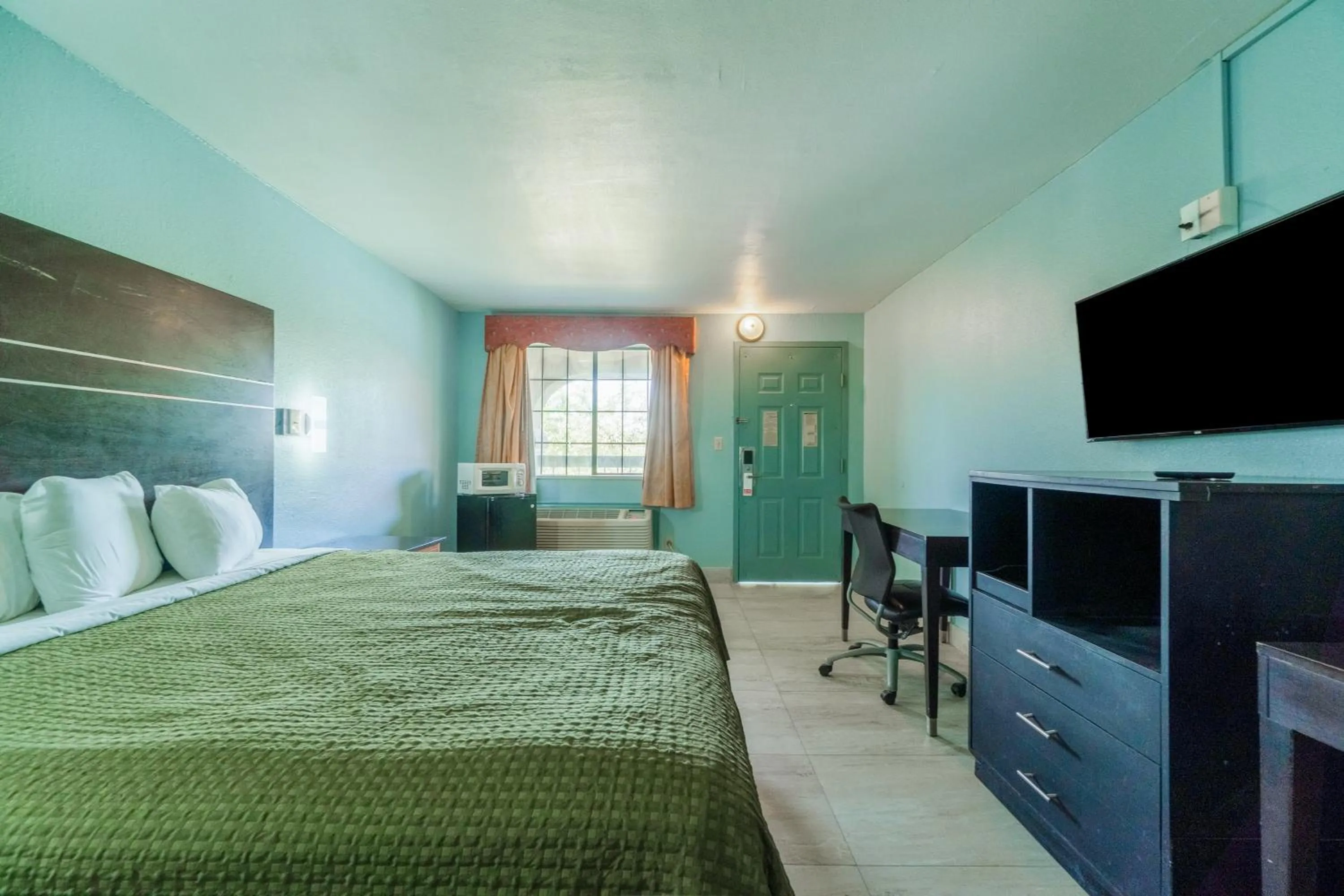 Bedroom, Bed in Lone Star Inn & Suites by OYO Harlingen TX