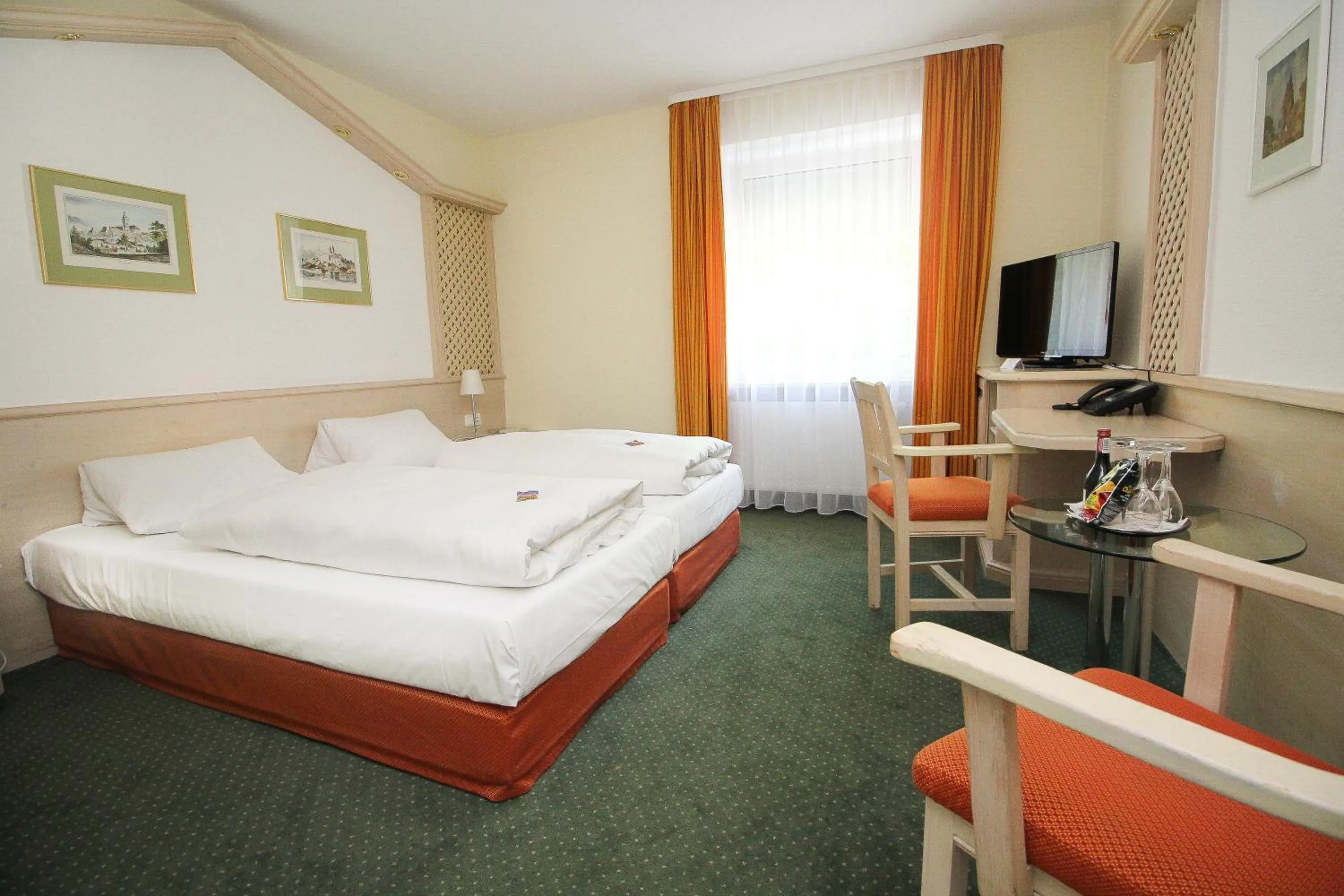 Bedroom, Bed in Hotel Leopold