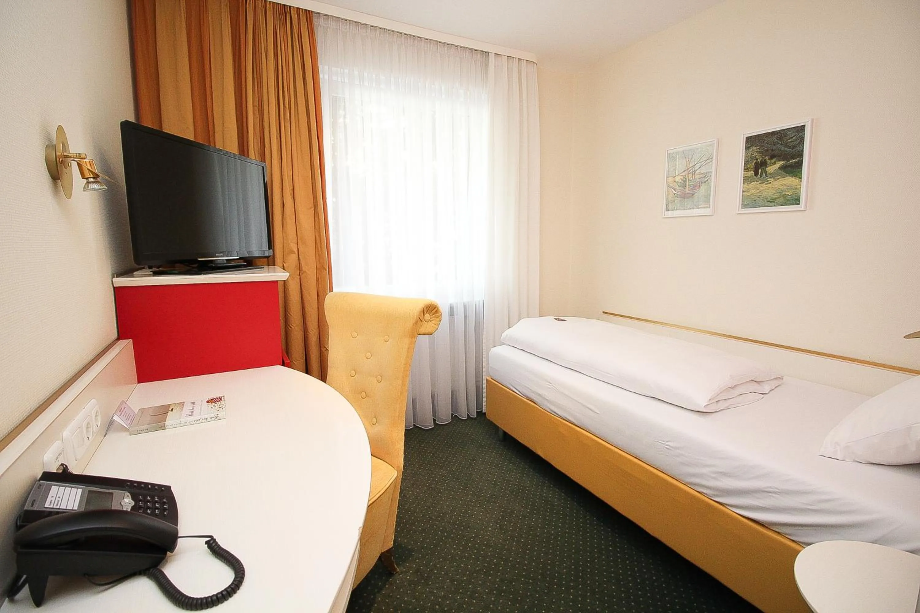 Bedroom, Bed in Hotel Leopold