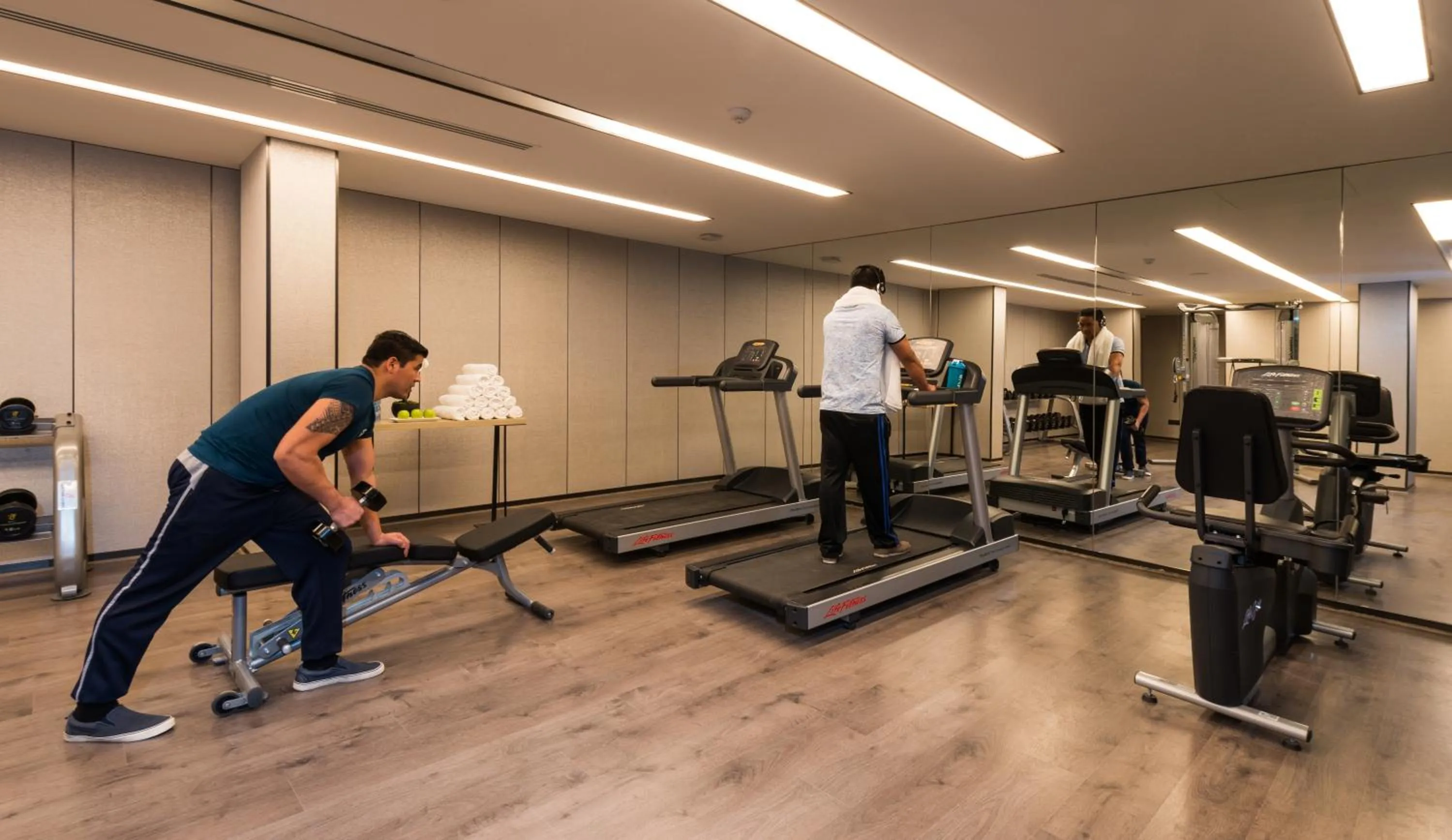 People in Boudl Al Corniche