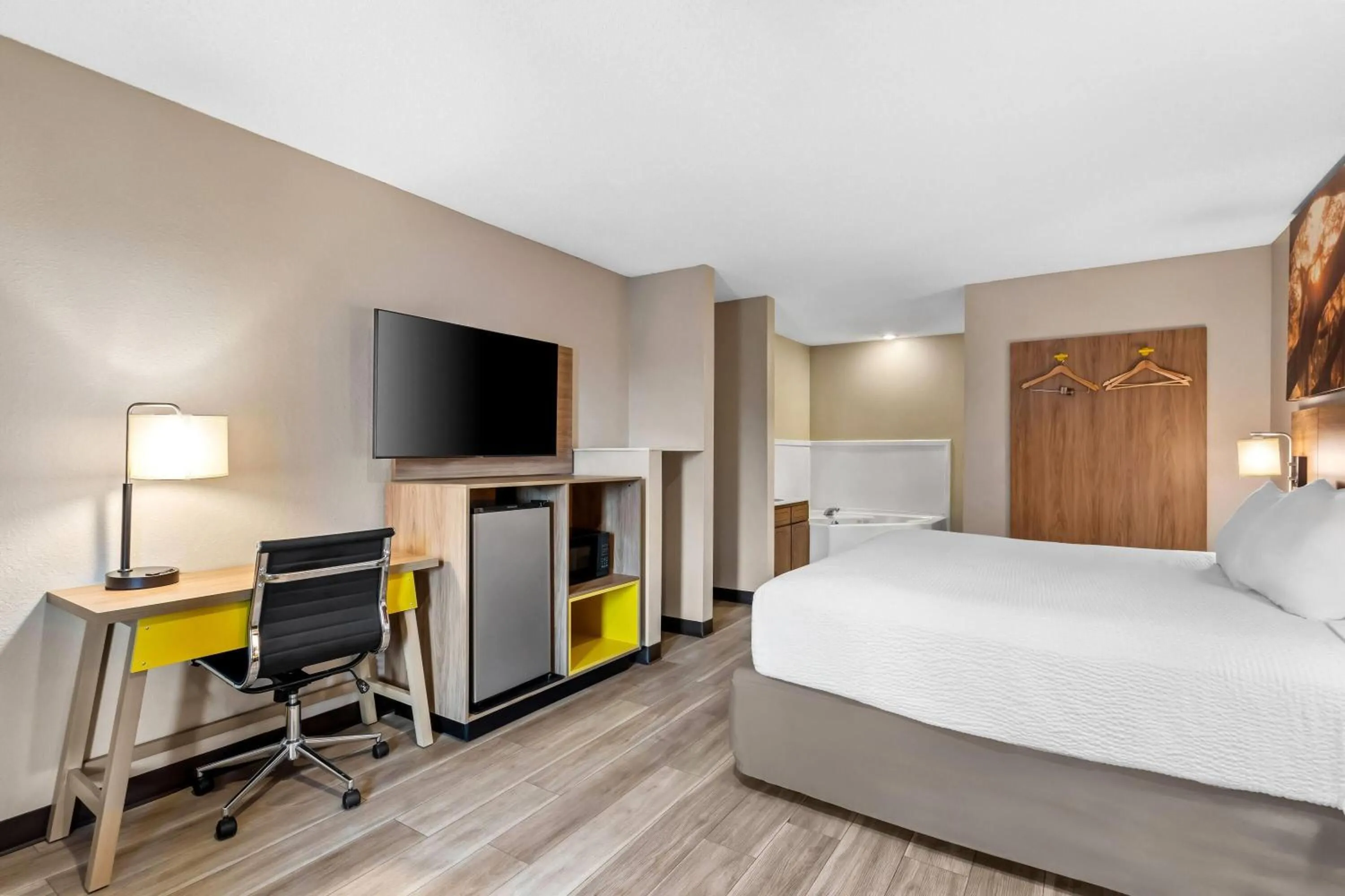 Photo of the whole room, Bed in Days Inn by Wyndham Bainbridge