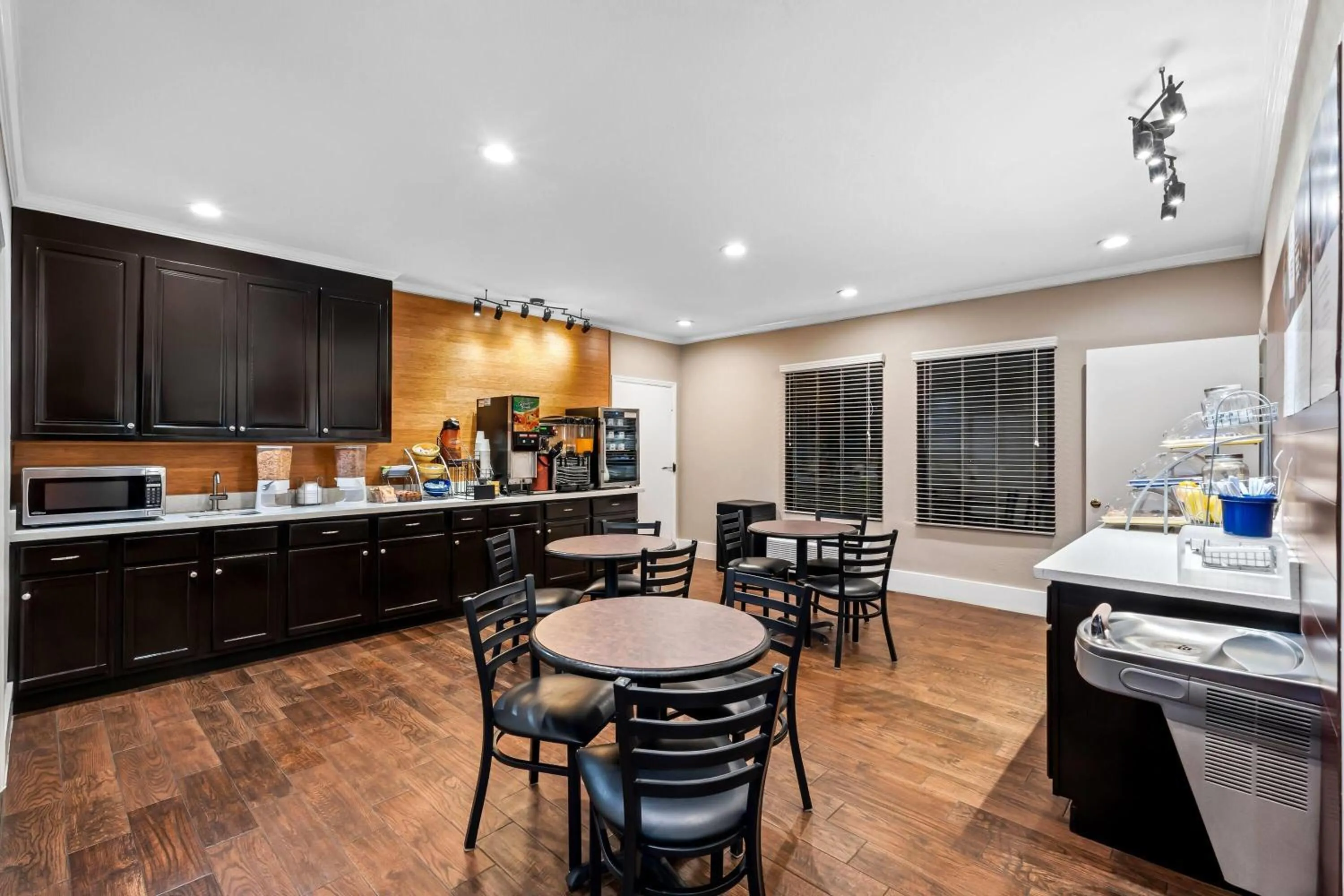 Restaurant/places to eat in Days Inn by Wyndham Bainbridge