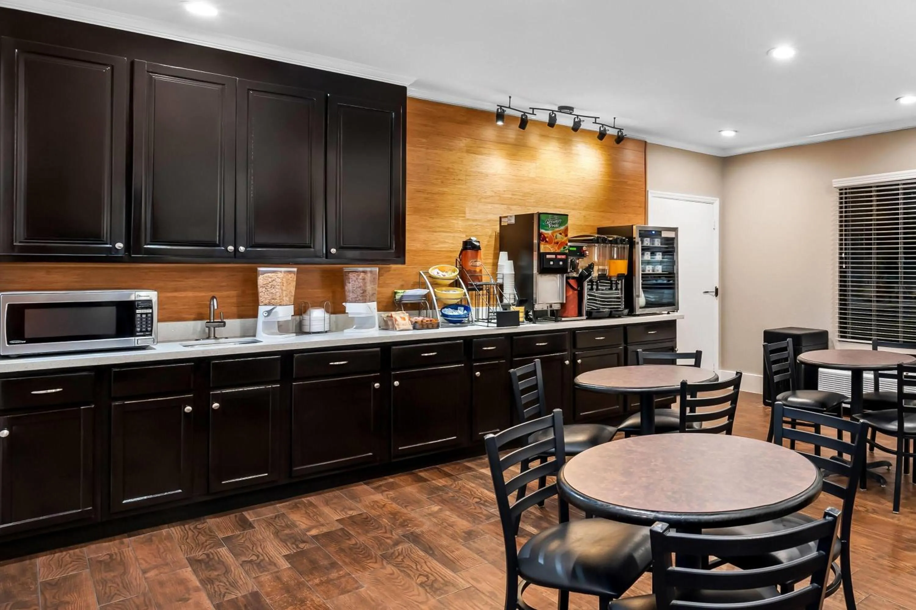 Restaurant/places to eat in Days Inn by Wyndham Bainbridge