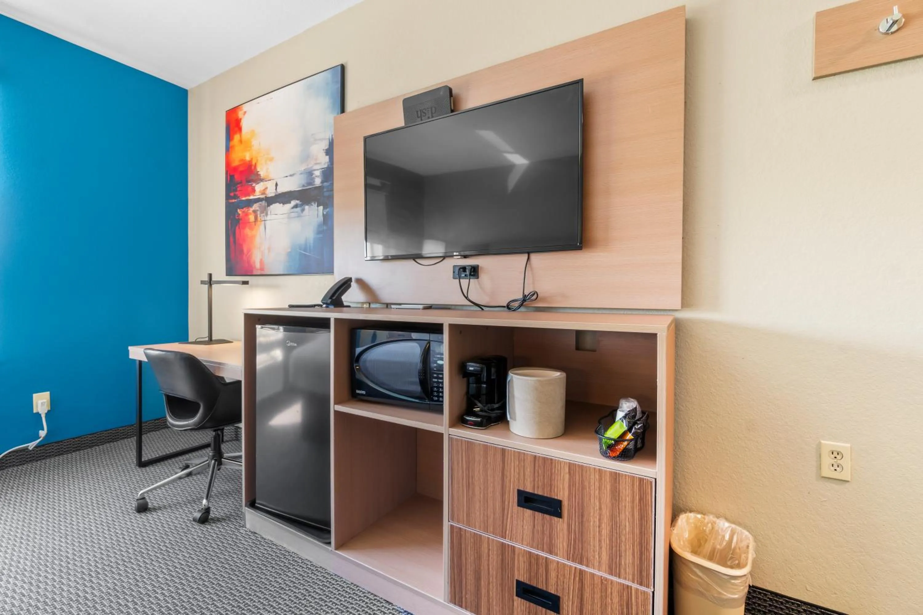 TV and multimedia in Americas Best Value Inn & Suites-Livingston