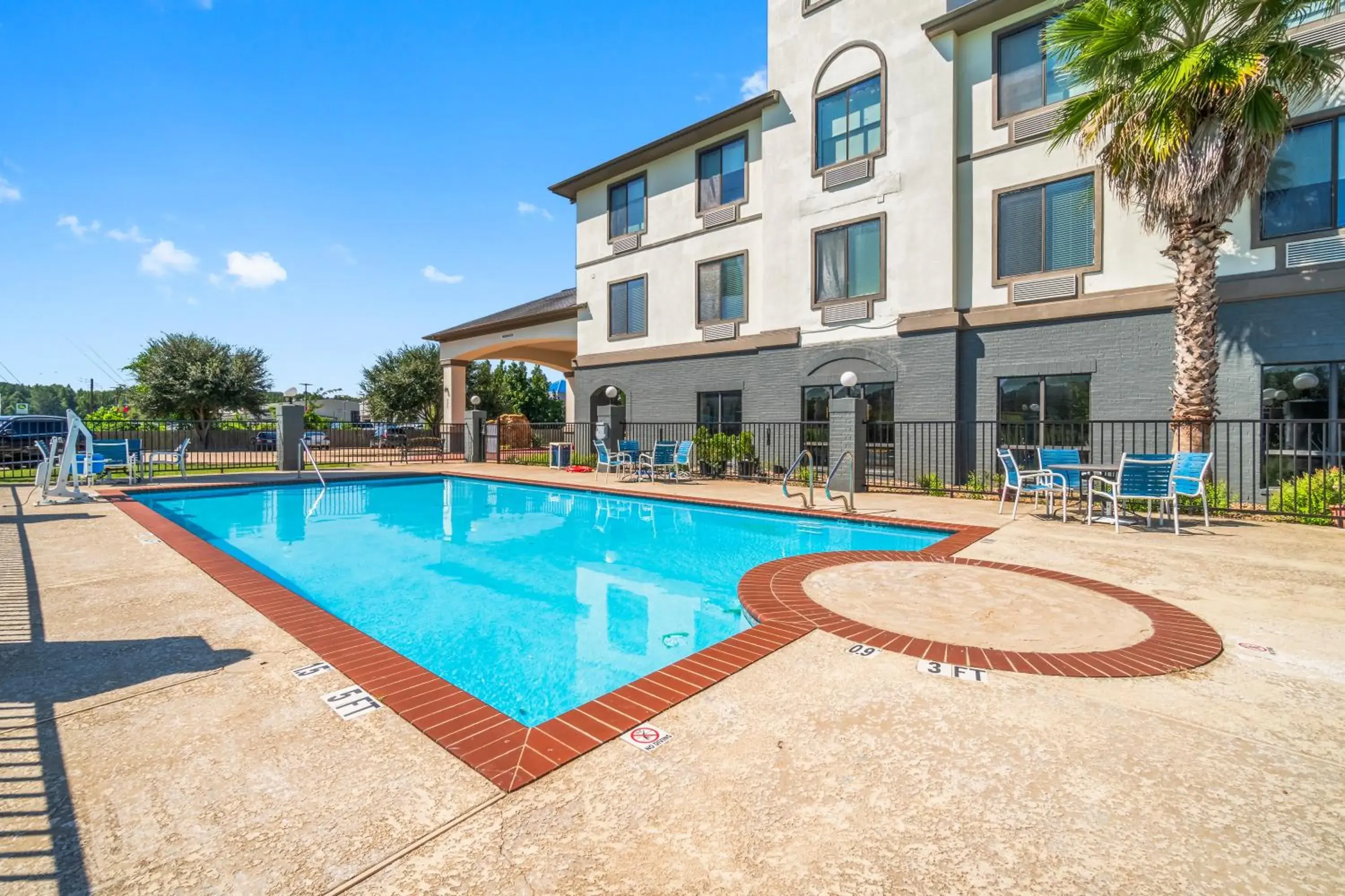 Swimming pool in Americas Best Value Inn & Suites-Livingston Swimming pool in Americas Best Value Inn & Suites-Livingston