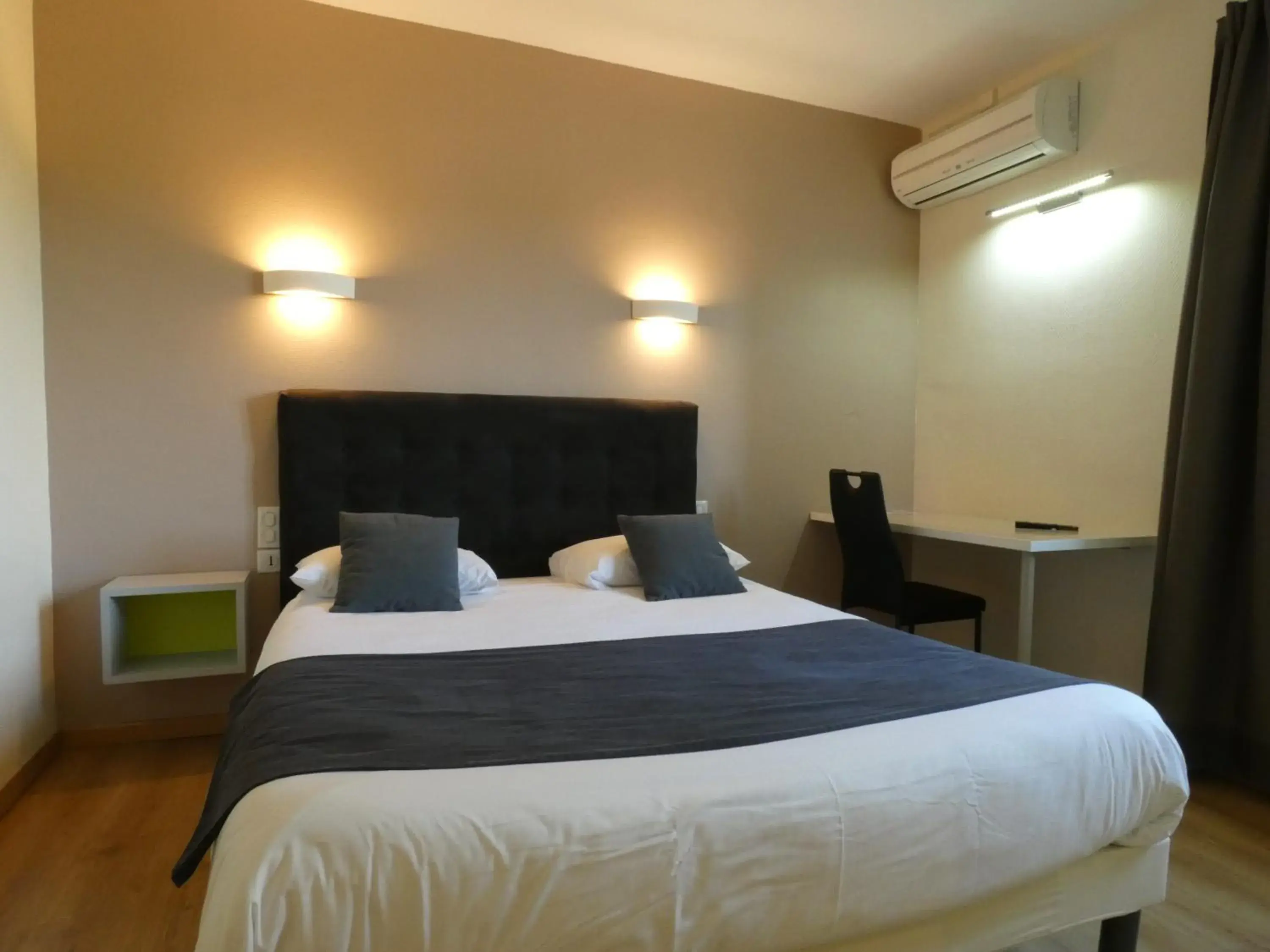 Superior King Room in Le Sarac Hôtel Superior King Room in Le Sarac Hôtel