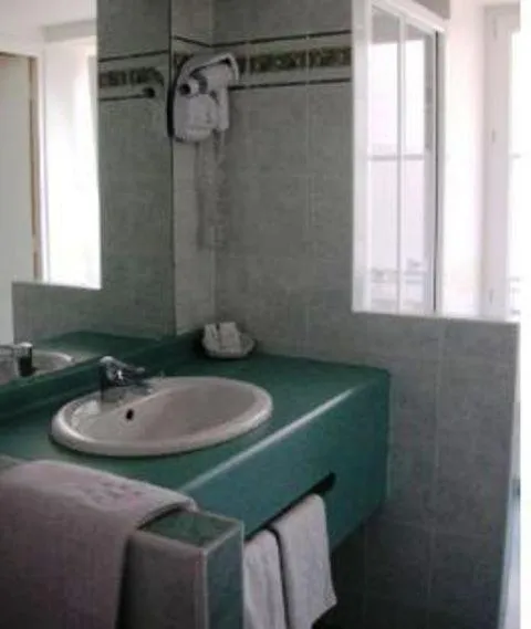 Bathroom in Logis Hôtel Restaurant La Boule d'Or