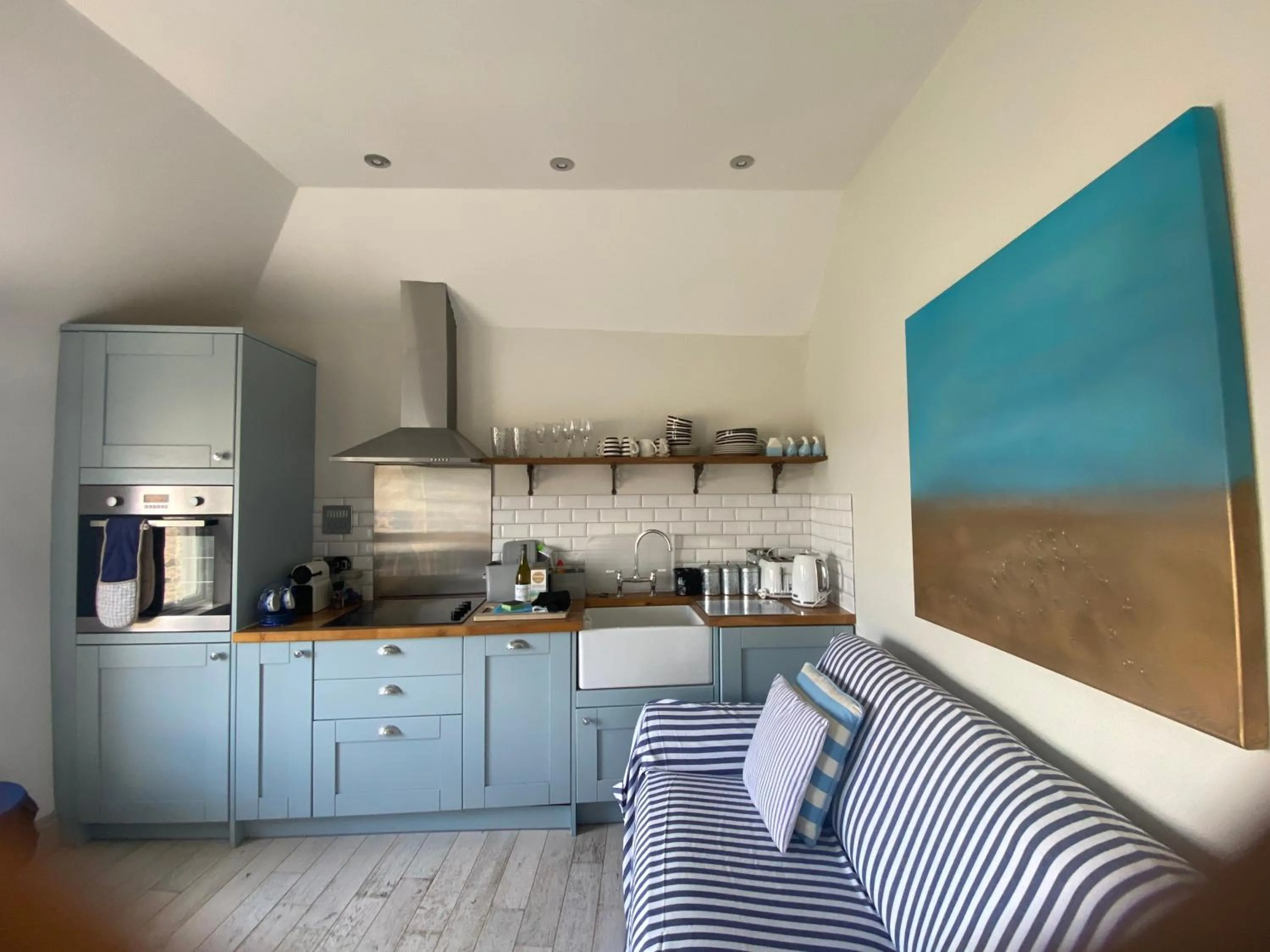 Little Dolly sea view 2 bedroom apartment, St Ives town, dog friendly