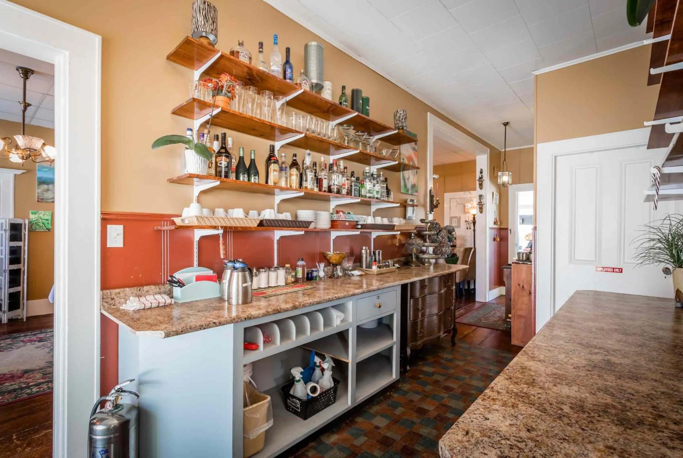 Lounge or bar in Lakelawn B&B and Motel