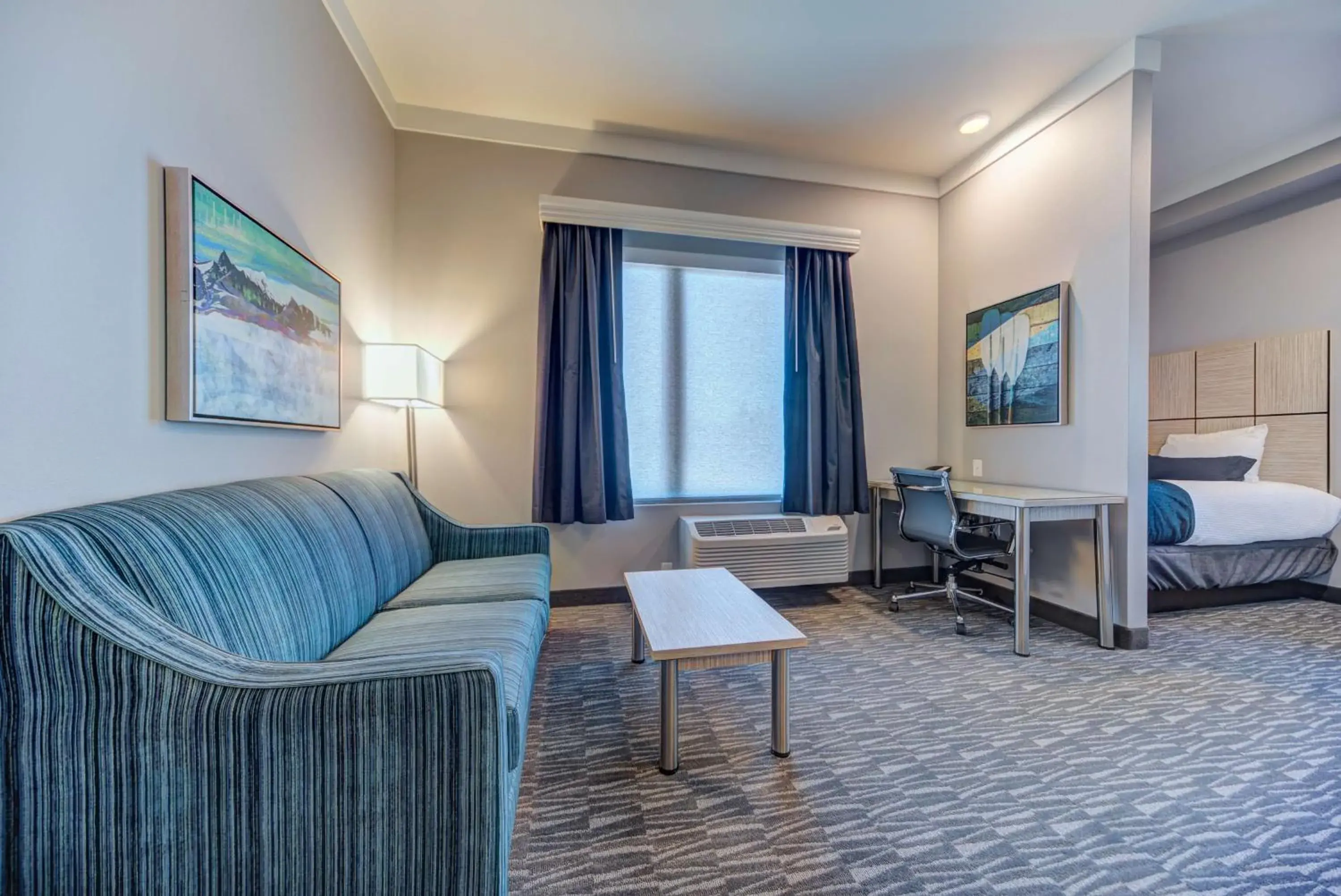 Queen Suite with Single Bed and Roll-In Shower - Fireplace/Mobility Access in Hotel Peppertree Bend, BW Premier Collection Queen Suite with Single Bed and Roll-In Shower - Fireplace/Mobility Access in Hotel Peppertree Bend, BW Premier Collection