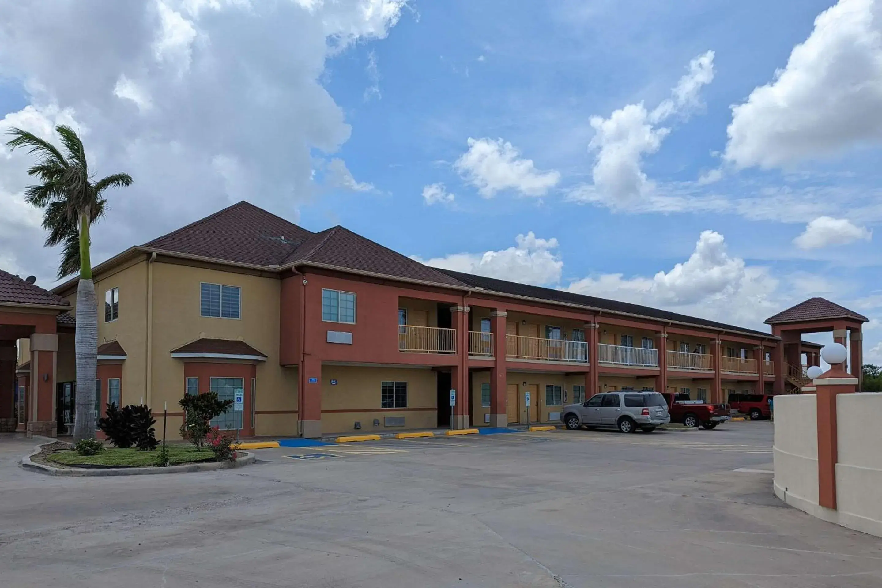 Property building in Quality Inn Brownsville Property building in Quality Inn Brownsville