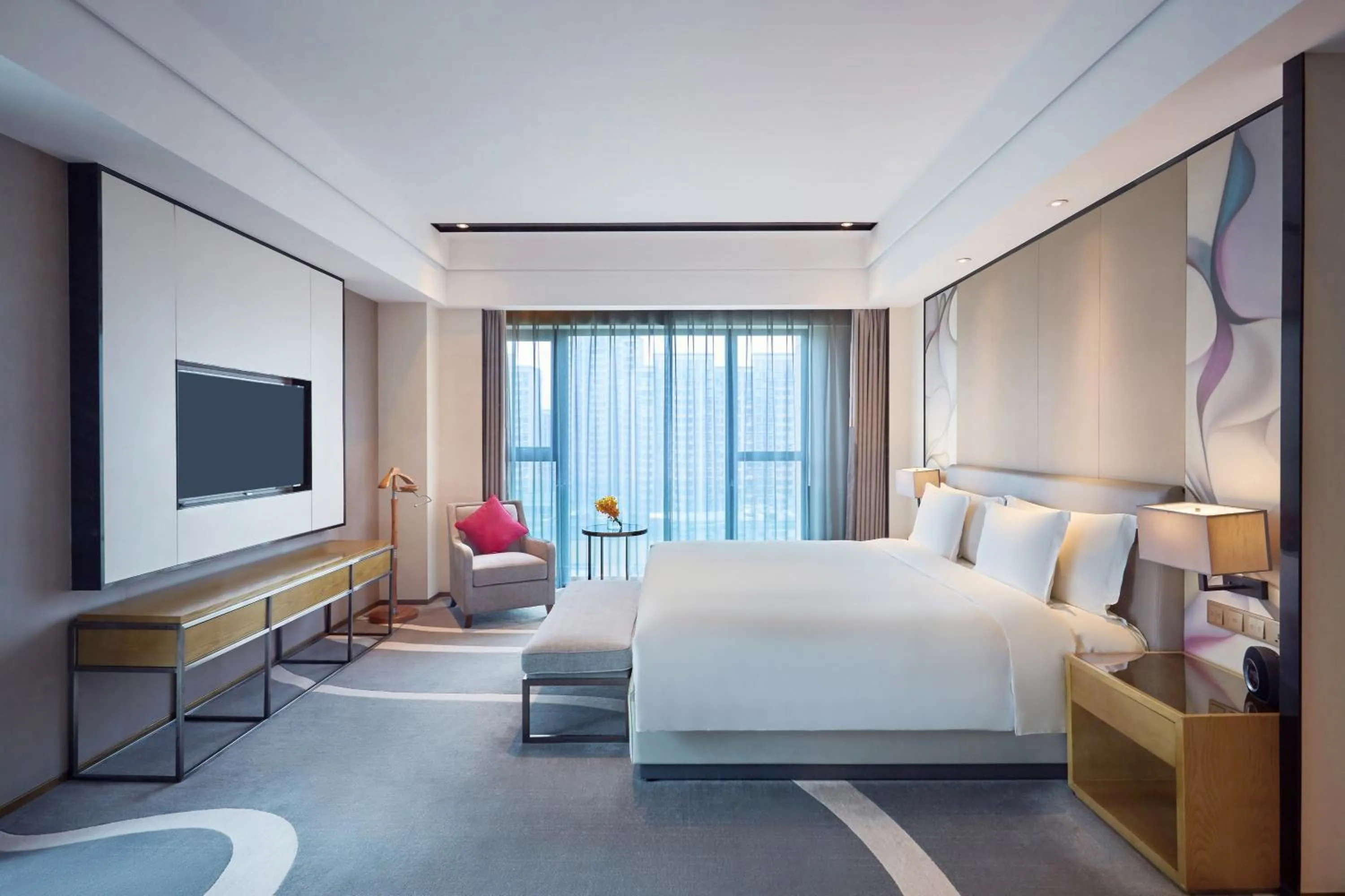 Photo of the whole room, Bed in Crowne Plaza Hangzhou Qiantang