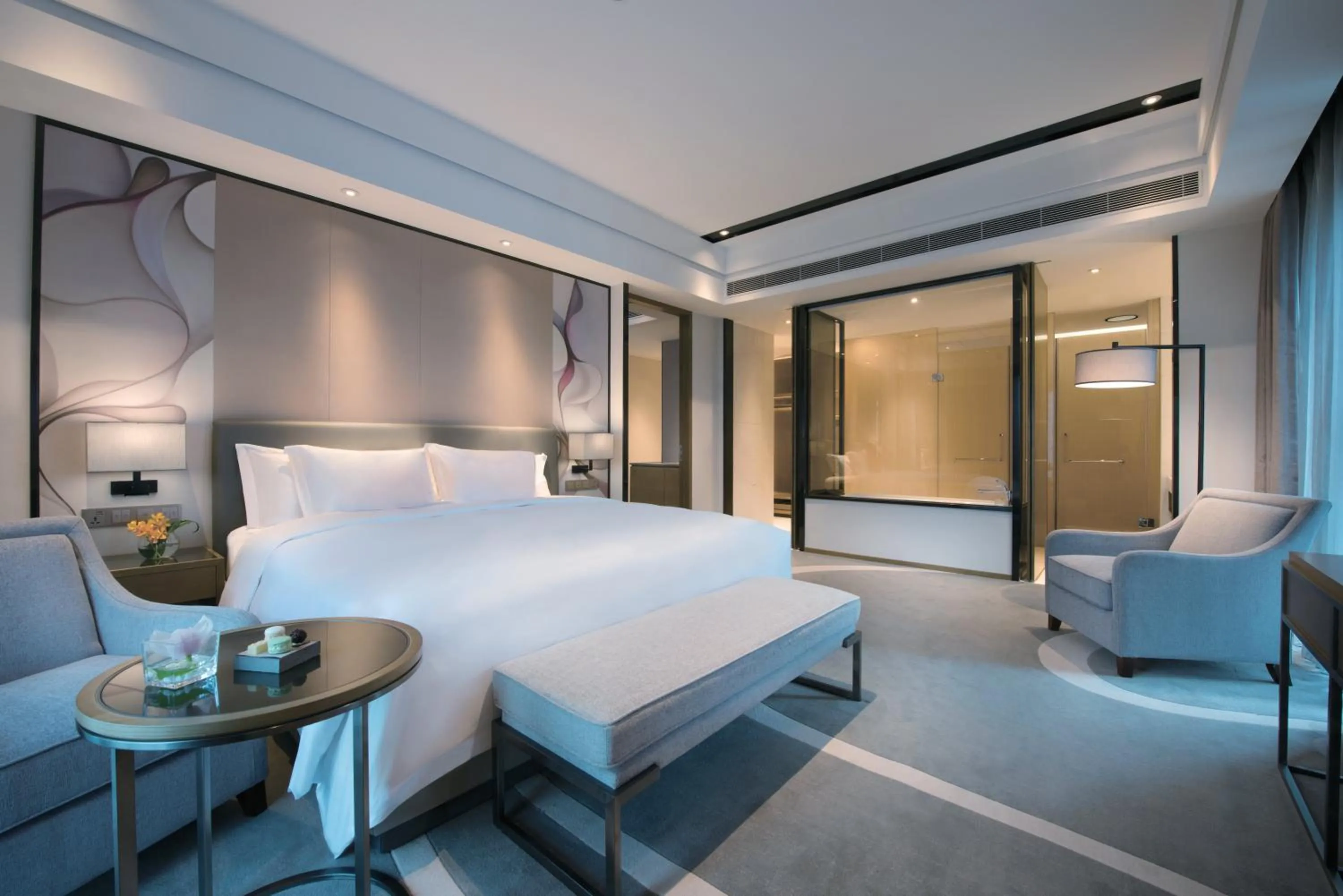 Photo of the whole room, Bed in Crowne Plaza Hangzhou Qiantang