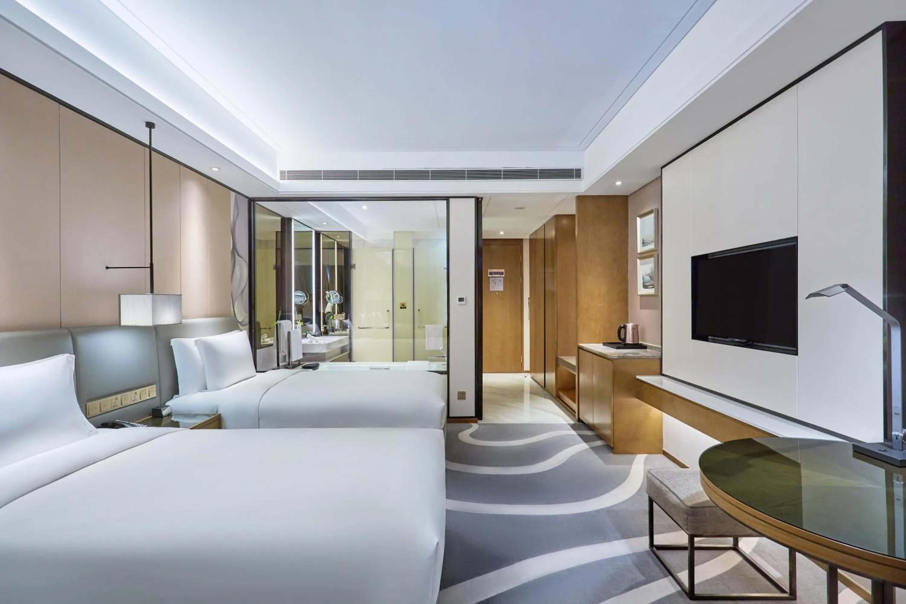 Photo of the whole room, Bed in Crowne Plaza Hangzhou Qiantang