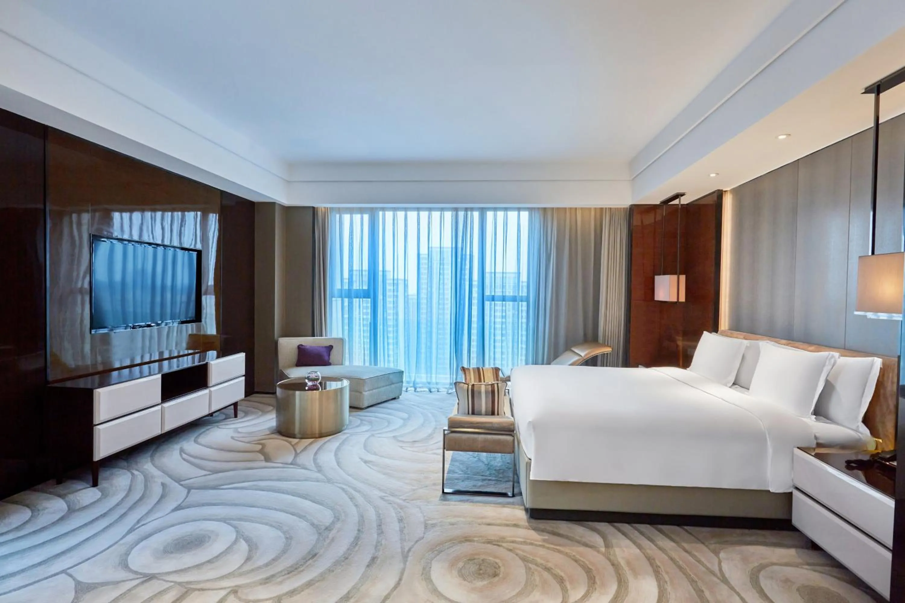 Photo of the whole room, Bed in Crowne Plaza Hangzhou Qiantang