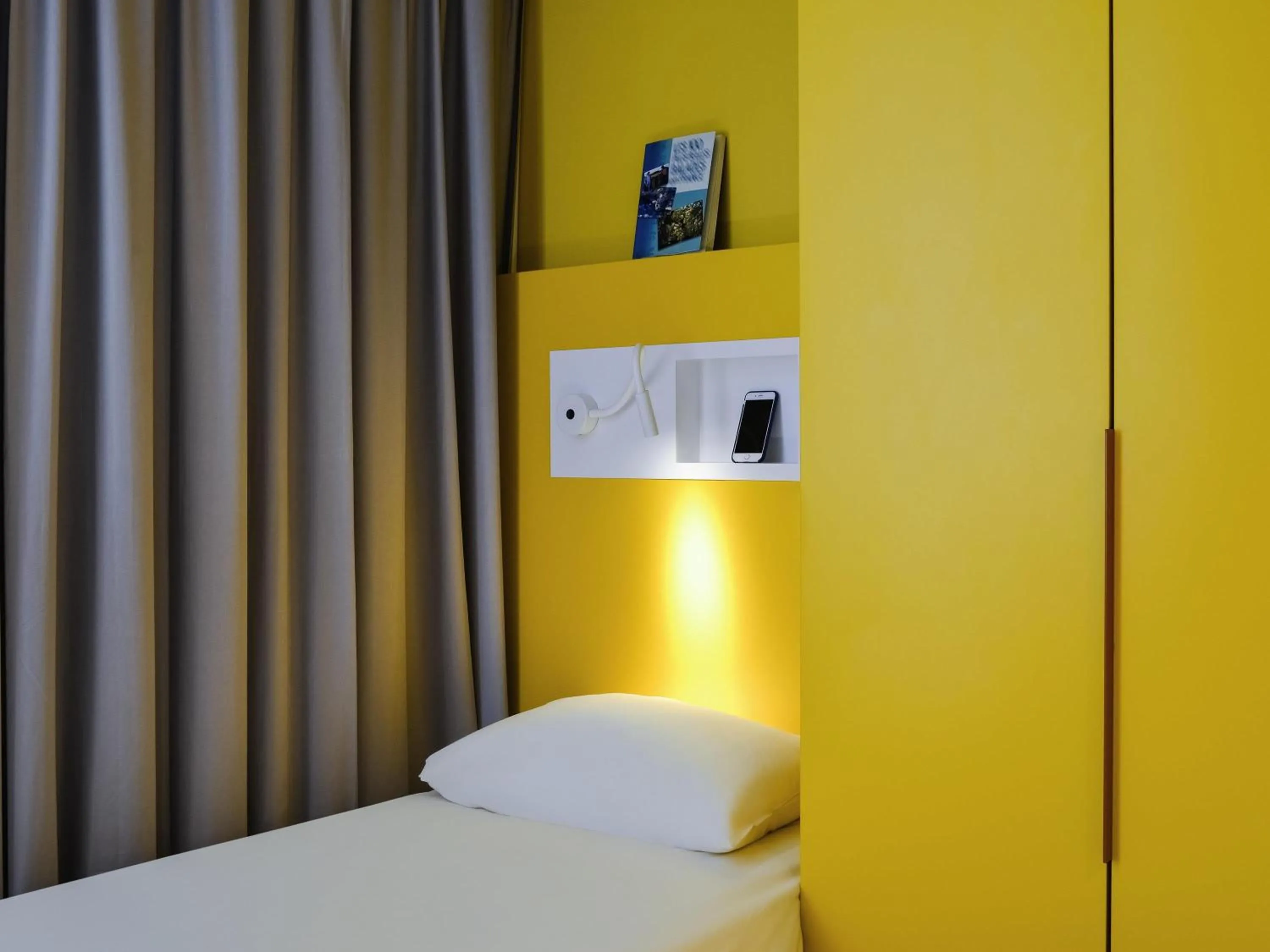 Bedroom, Bed in ibis Budget Mâcon Crêches