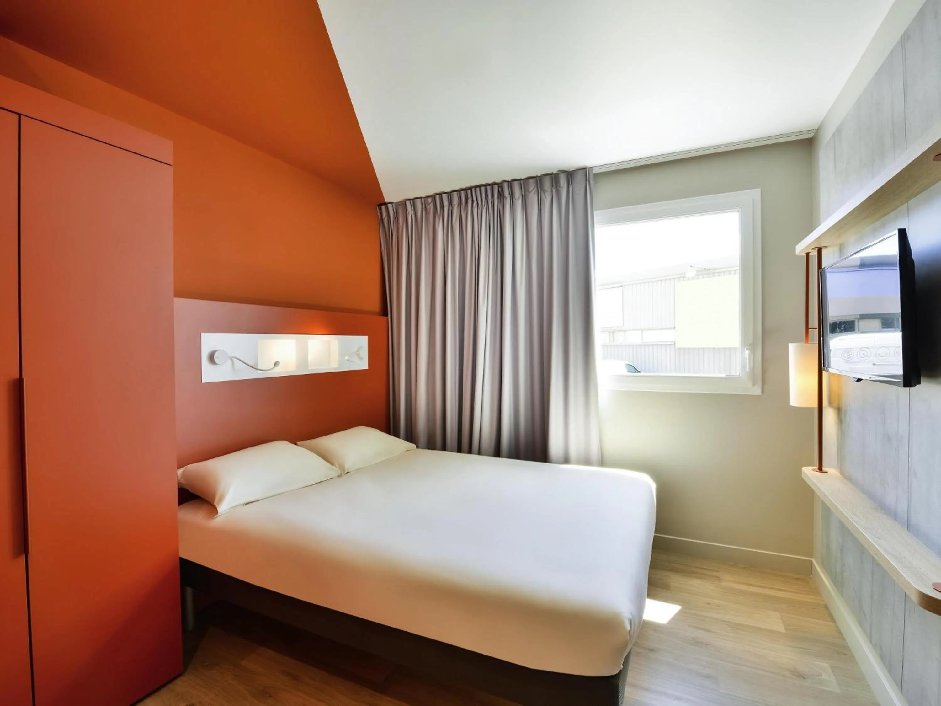 Bedroom, Bed in ibis Budget Mâcon Crêches