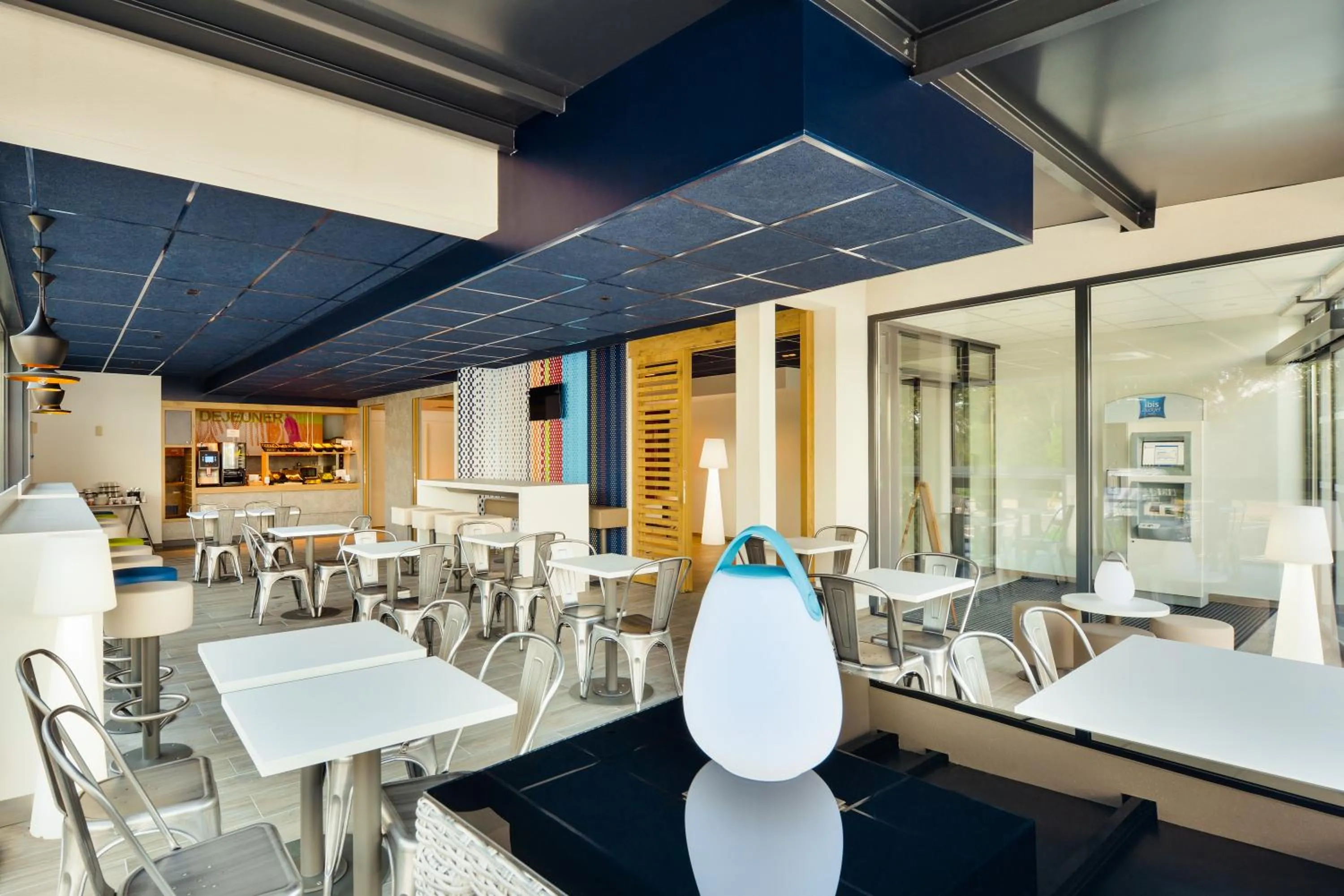 Communal lounge/ TV room in ibis Budget Mâcon Crêches