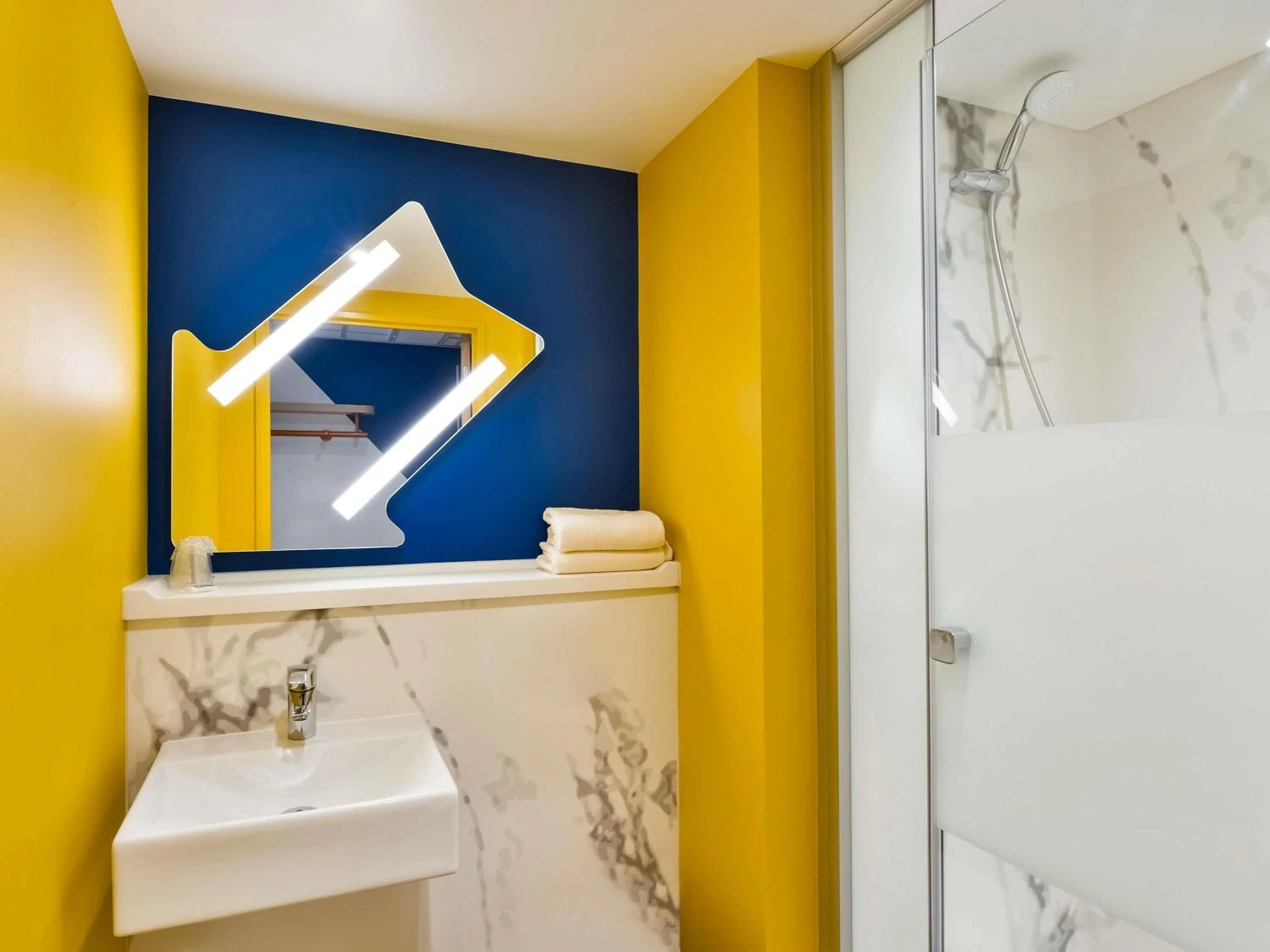 Bedroom in ibis Budget Mâcon Crêches