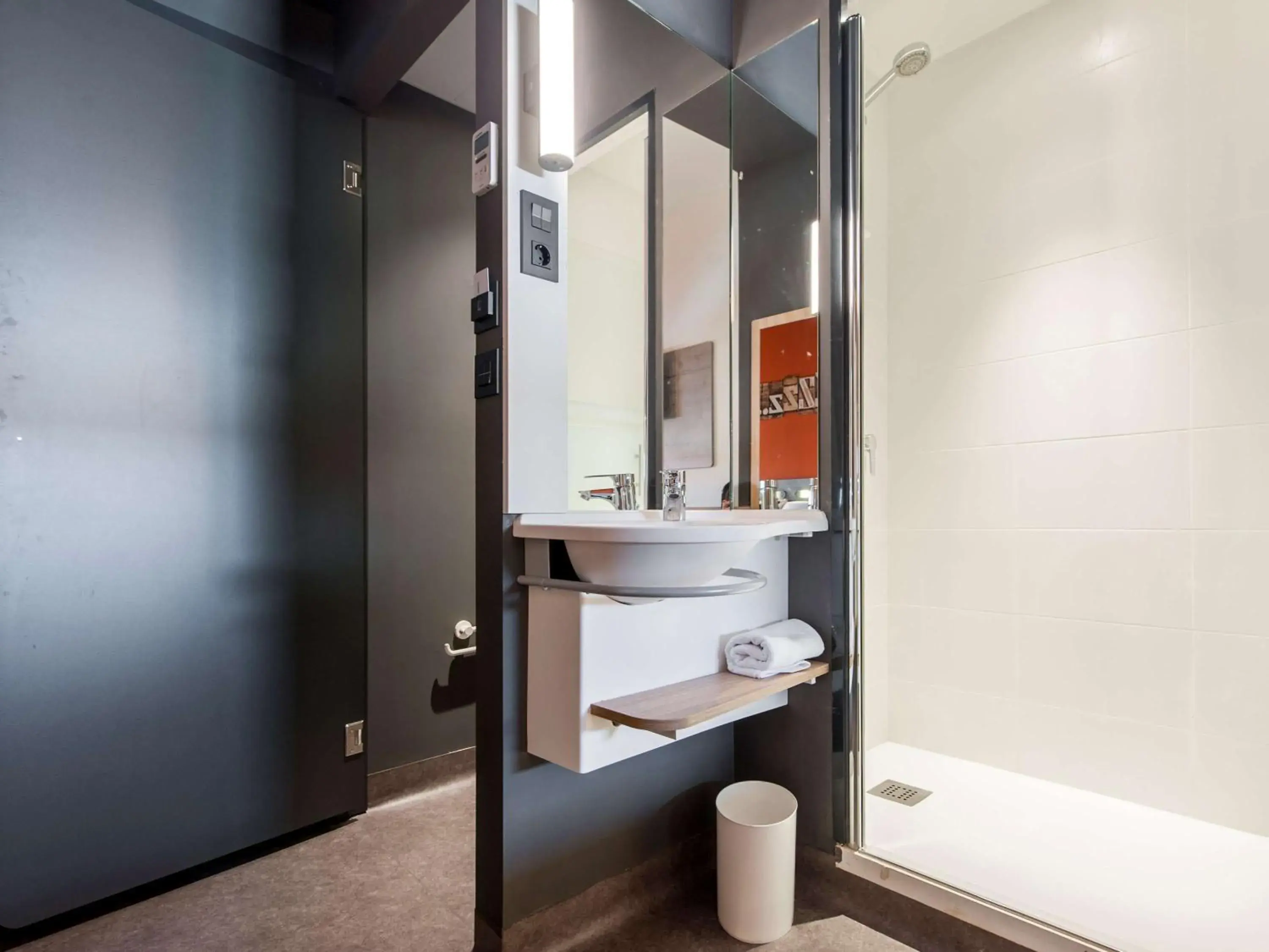 Shower, Bathroom in ibis budget Madrid Centro Lavapies