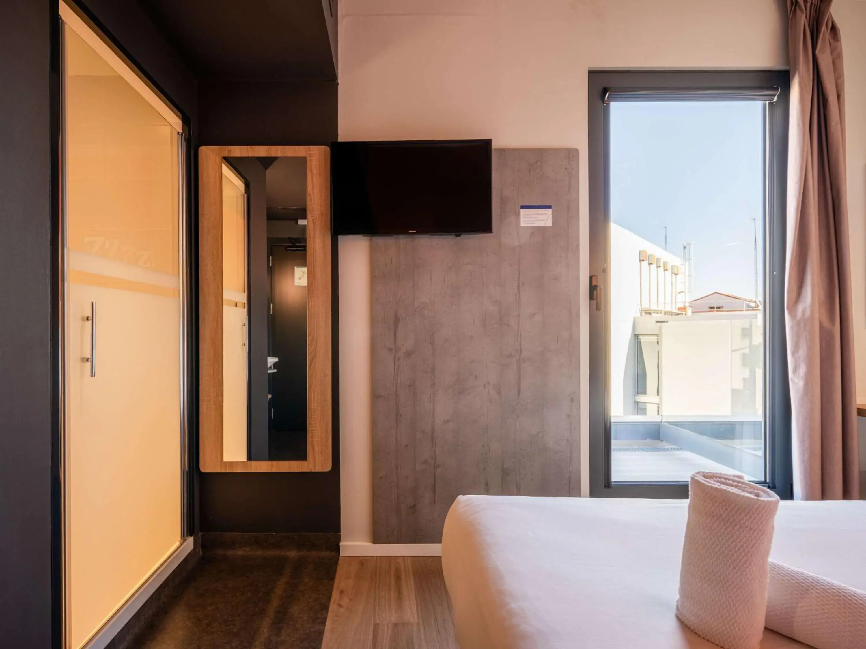 Bedroom, TV/Entertainment Center in ibis budget Madrid Centro Lavapies
