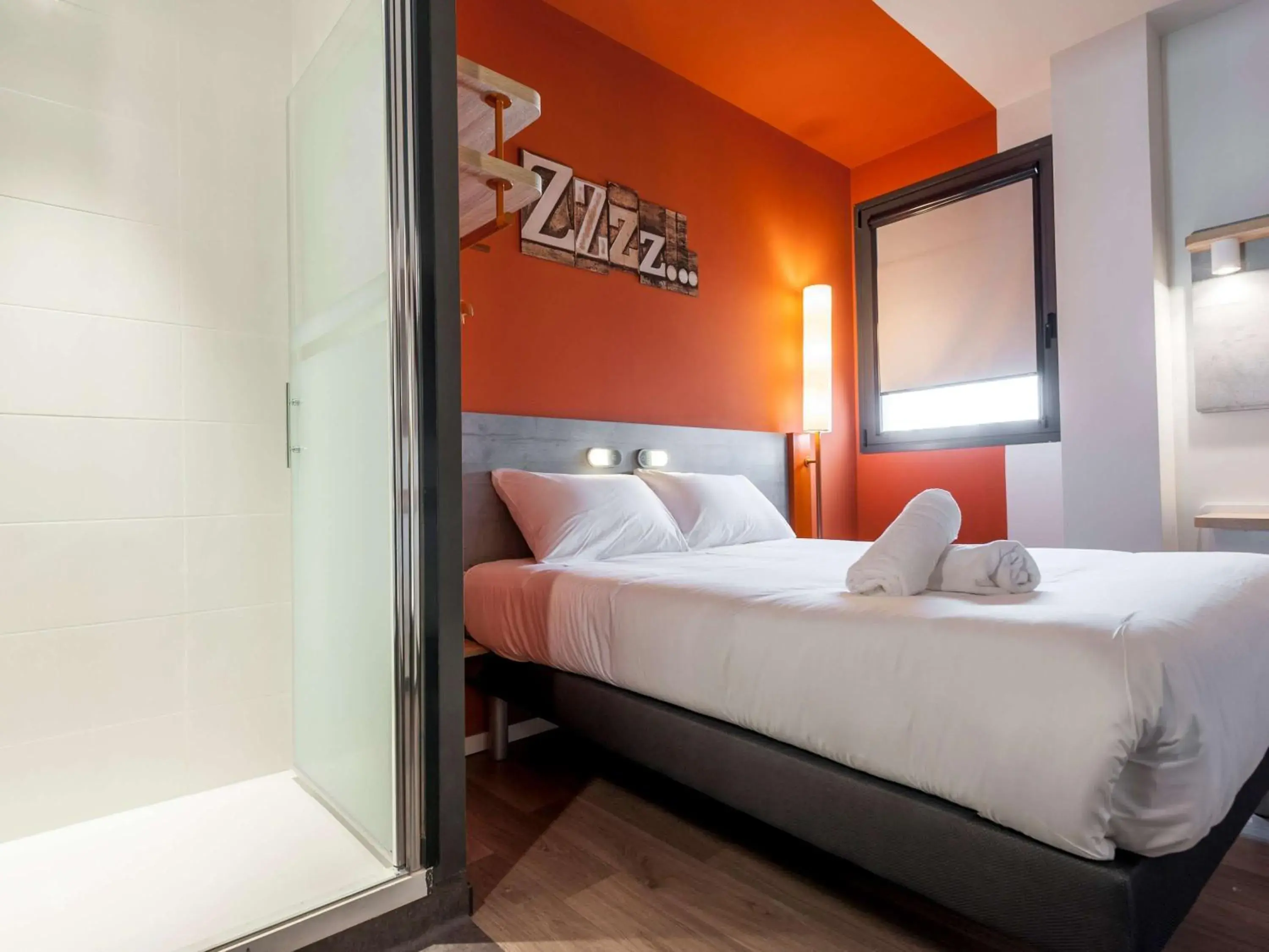 Bedroom, Bed in ibis budget Madrid Centro Lavapies
