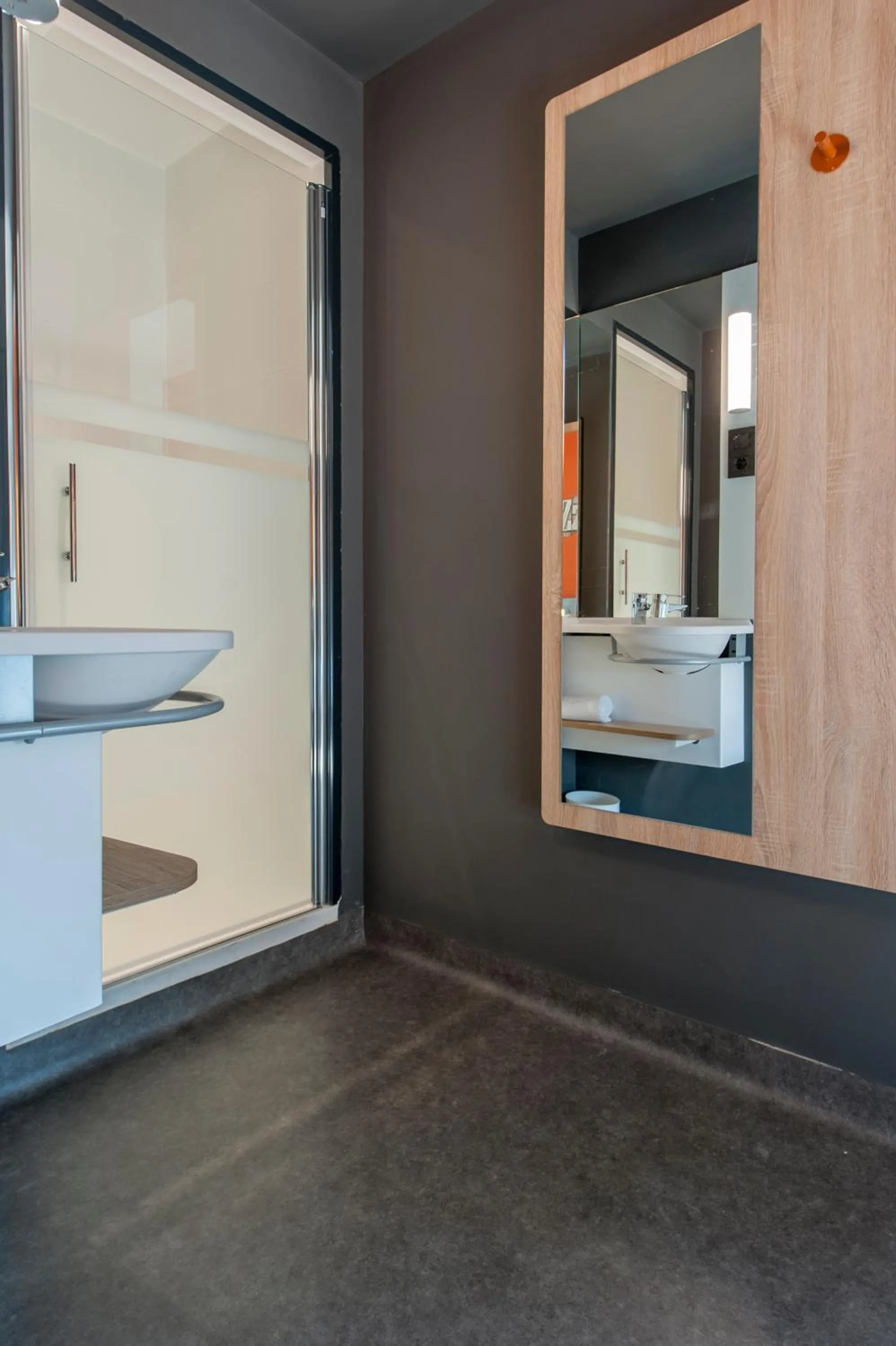 Shower in Ibis Budget Madrid Centro Lavapies