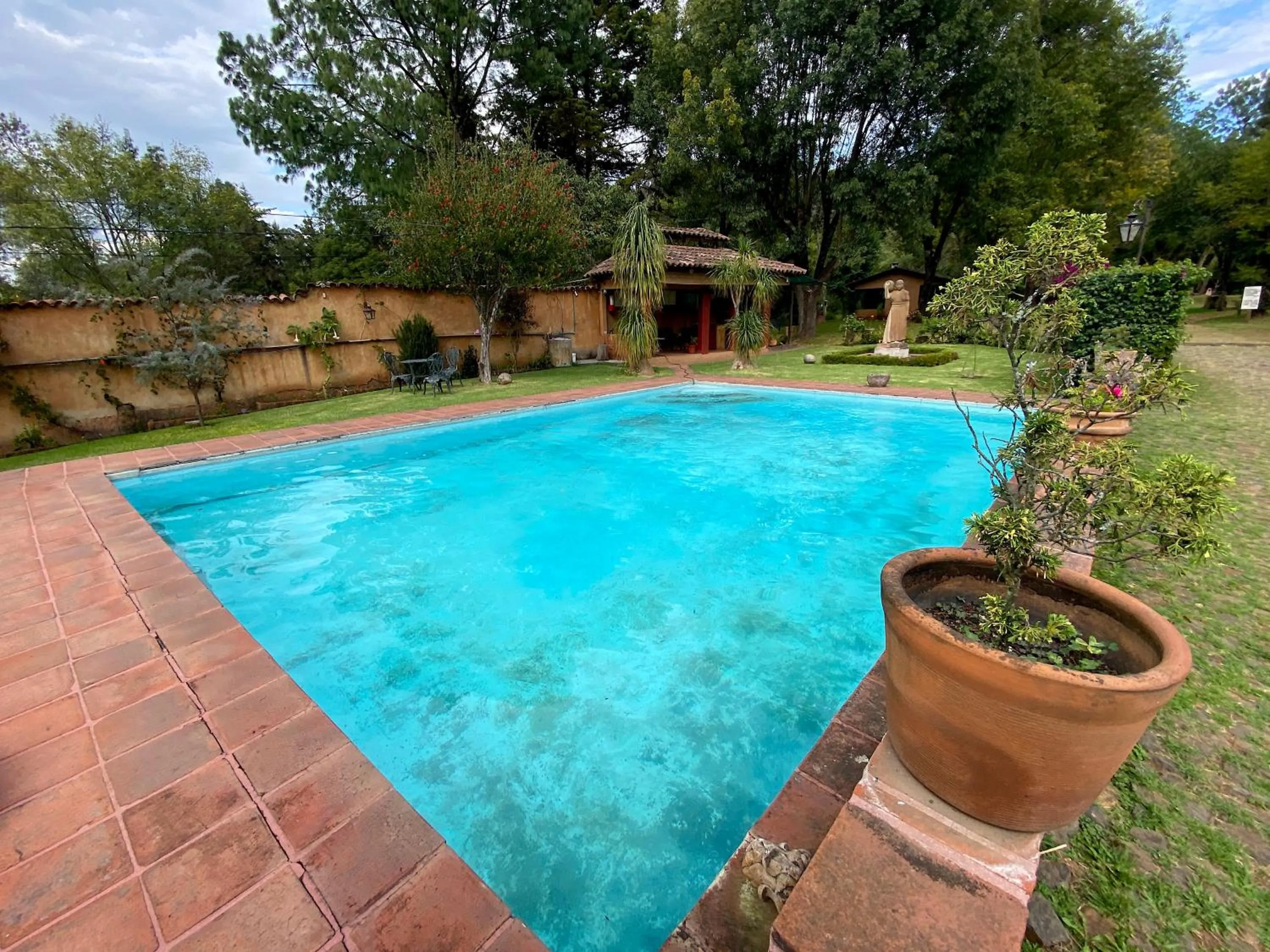 Swimming pool in Villa Patzcuaro Garden Hotel