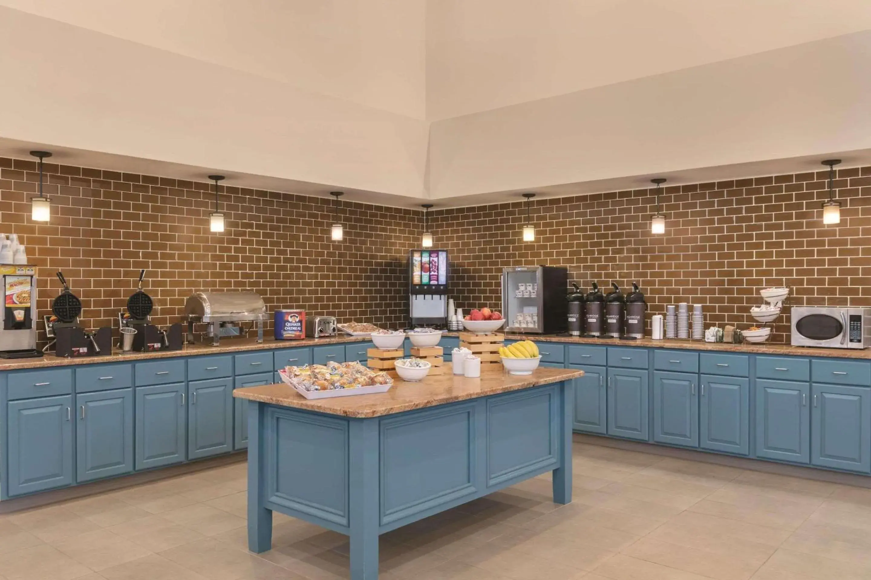 Breakfast in Country Inn & Suites by Radisson, London, KY Breakfast in Country Inn & Suites by Radisson, London, KY